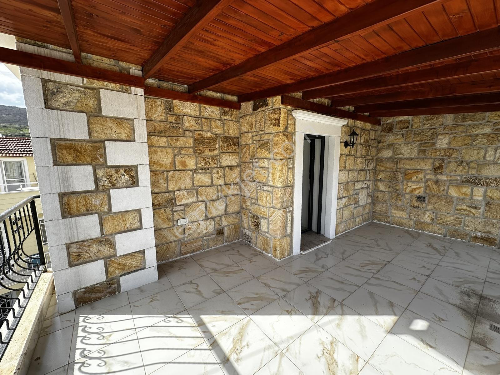 Foça'da Taşınmaya Hazır, Köşe Konumlu Ve Sıfır Tripleks Villa - Görsel 25