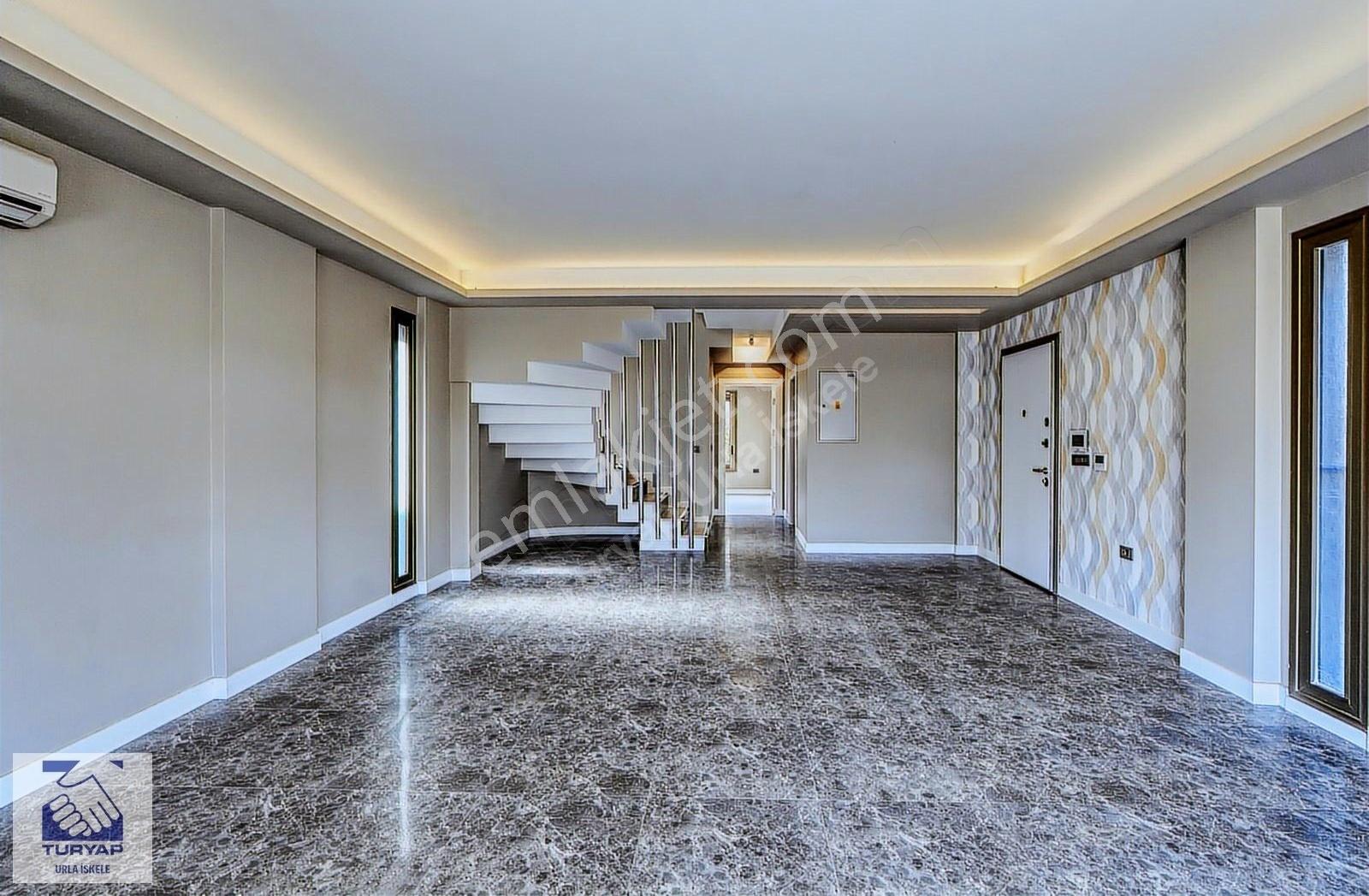 Urla Atatürk Mah.site İçersinde Tam Müstakil Satılık Villa