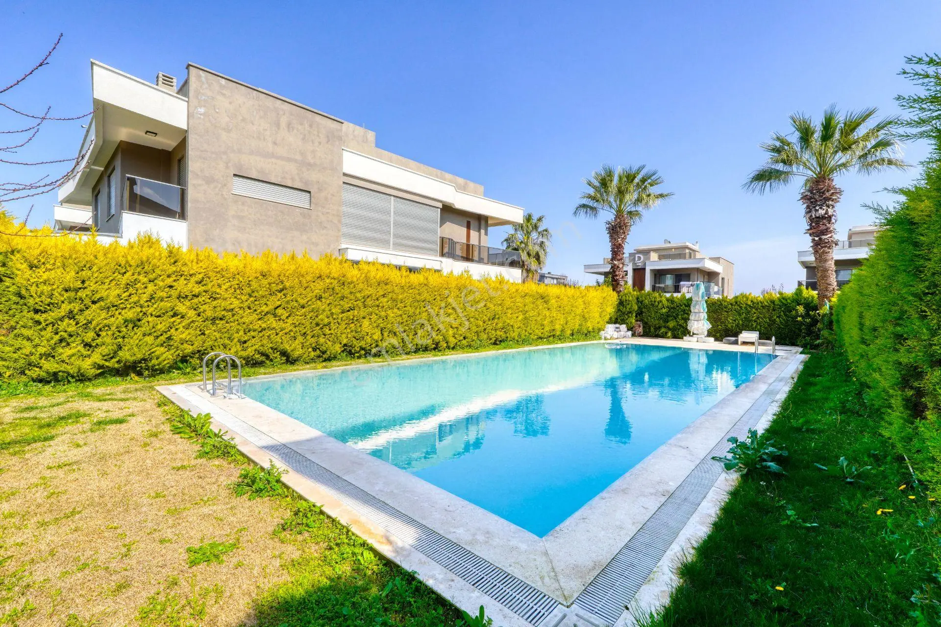 Urla Atatürk Mah.site İçersinde Tam Müstakil Satılık Villa