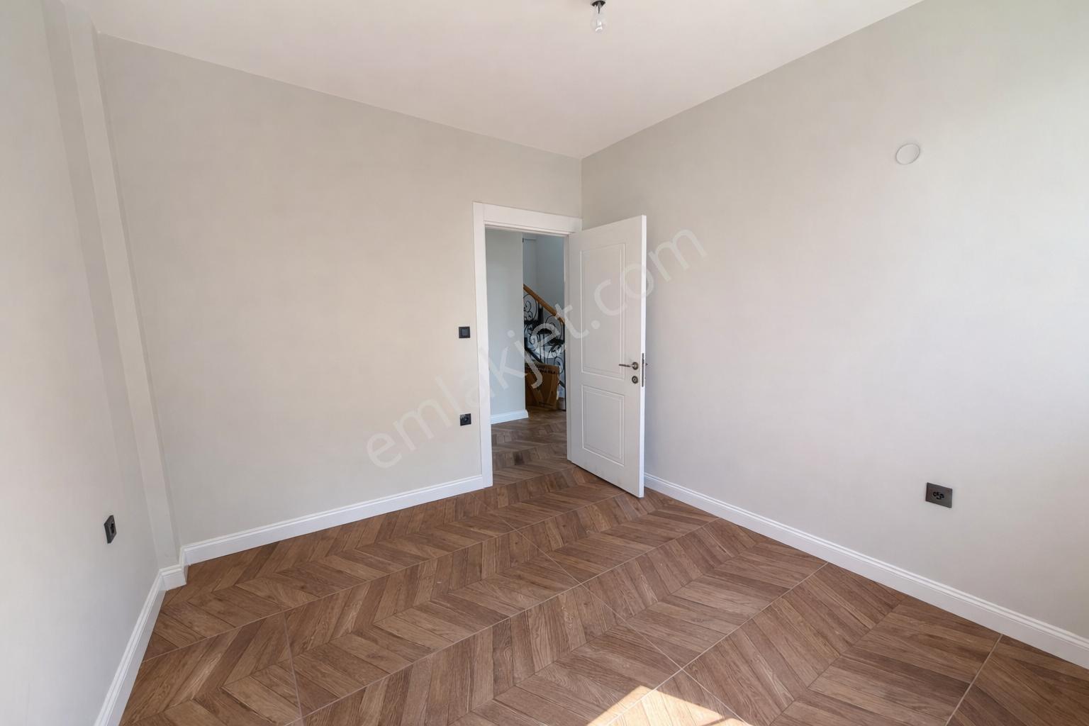 Küçükköy'de Havuzlu Site İçerisinde 4+1 Satılık Villa - Görsel 13