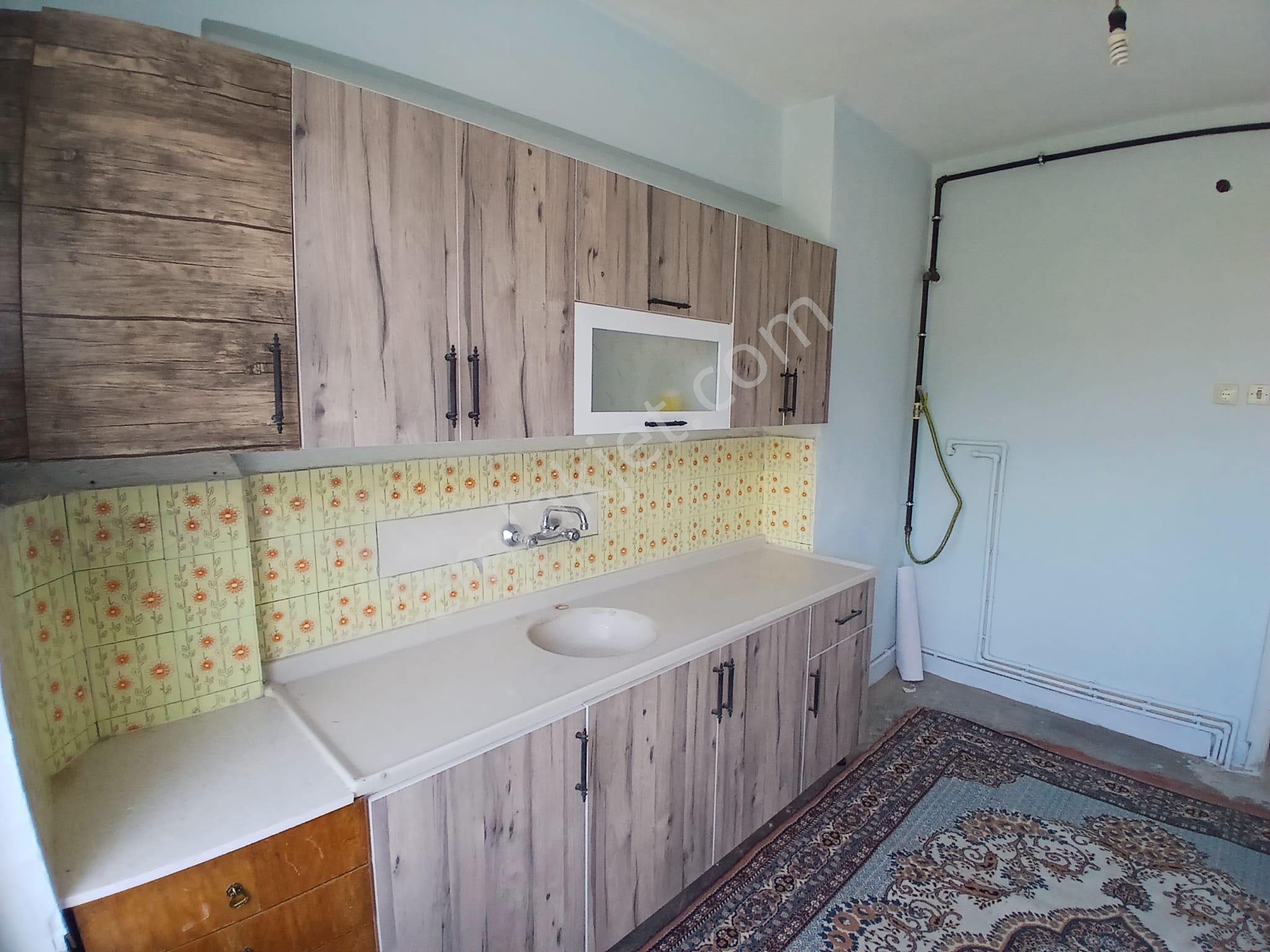 Akçay Emlak'tan Akşehir Gazi Mahallesi Sağlık Yüksekokulu Yanında Doğalgazlı Geniş Kiralık 2+1 Daire