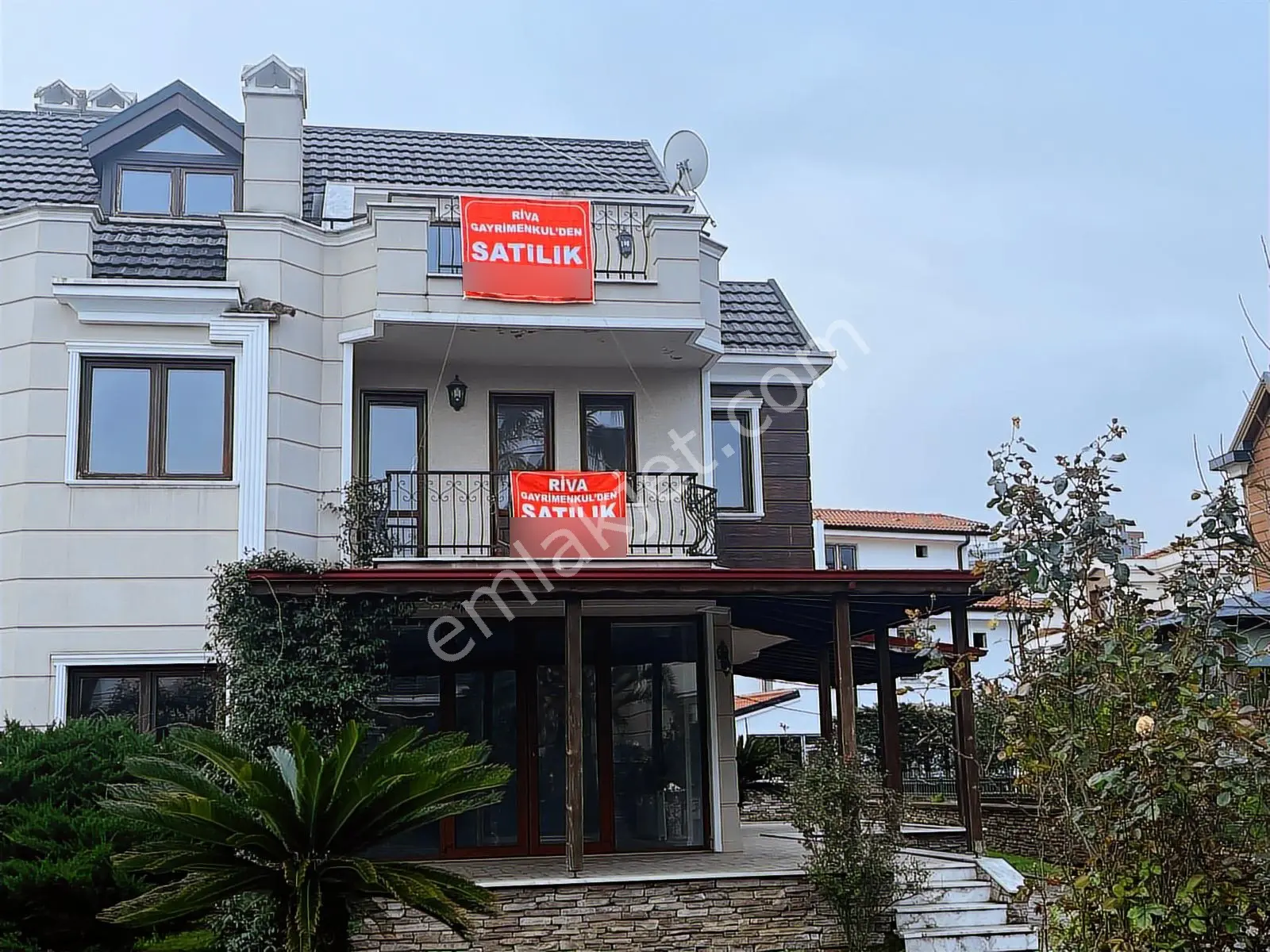 Riva Gymdn Yomra Kaşüstünde Palmiye Sites Fırsat Villa