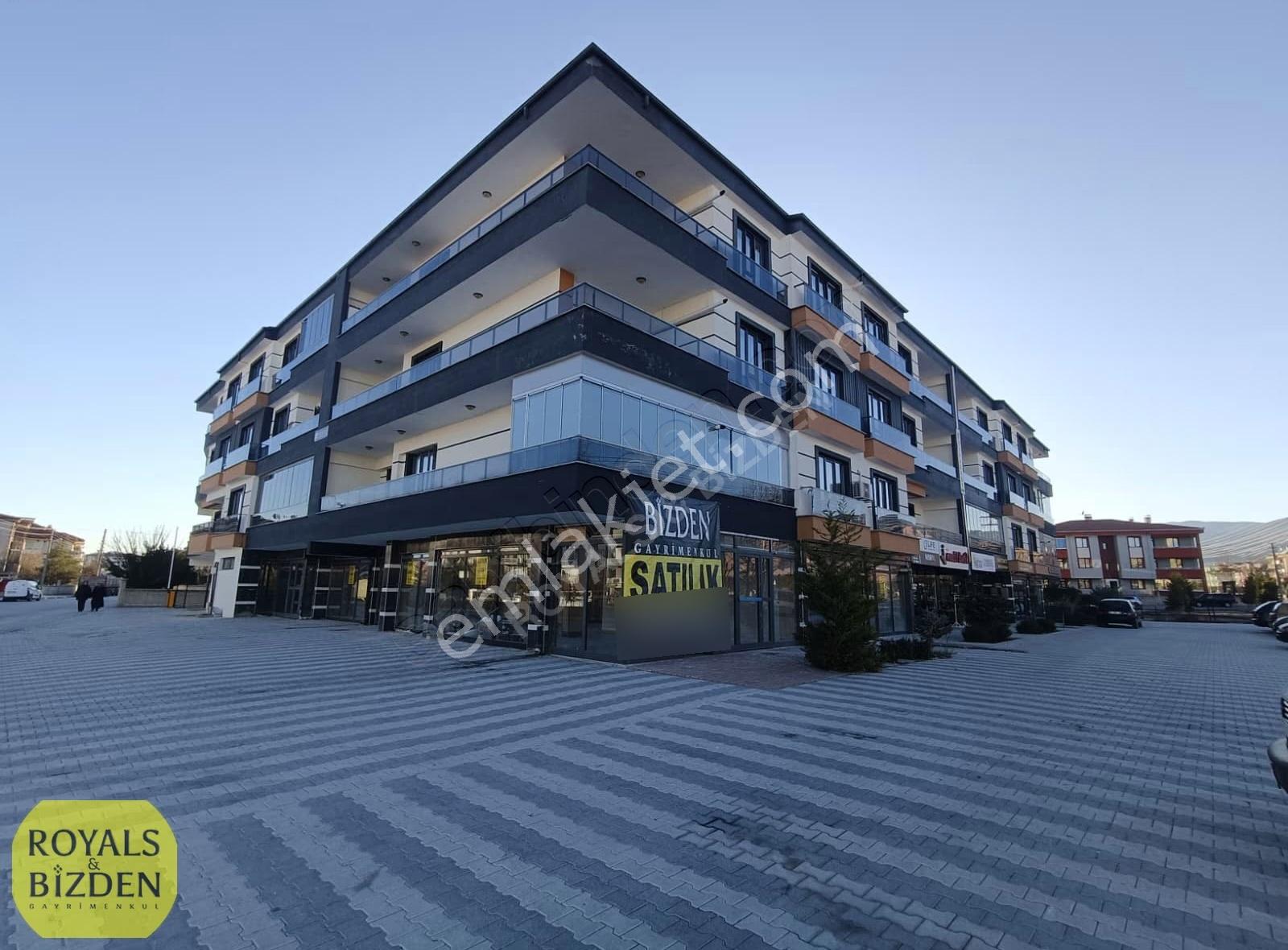 Abdülhamid Han Cad. Yanı Çift Cepheli 277 M2 Köşe Satılık Dükkan