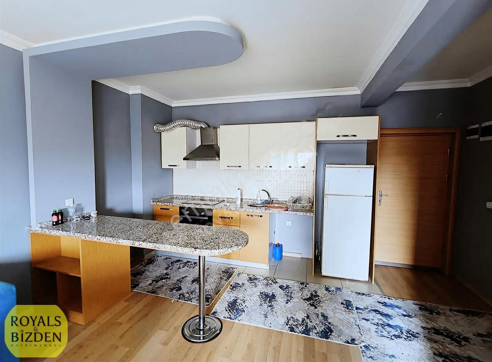 Tramvay Hattı Cepheli Site İçi Arakat Eşyalı 1+1 Kiralık Daire