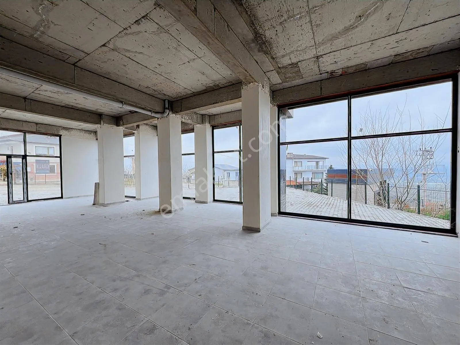 Serdivanda Göl Manzaralı Geniş Vitrinli Kiralık Dükkan - Görsel 3
