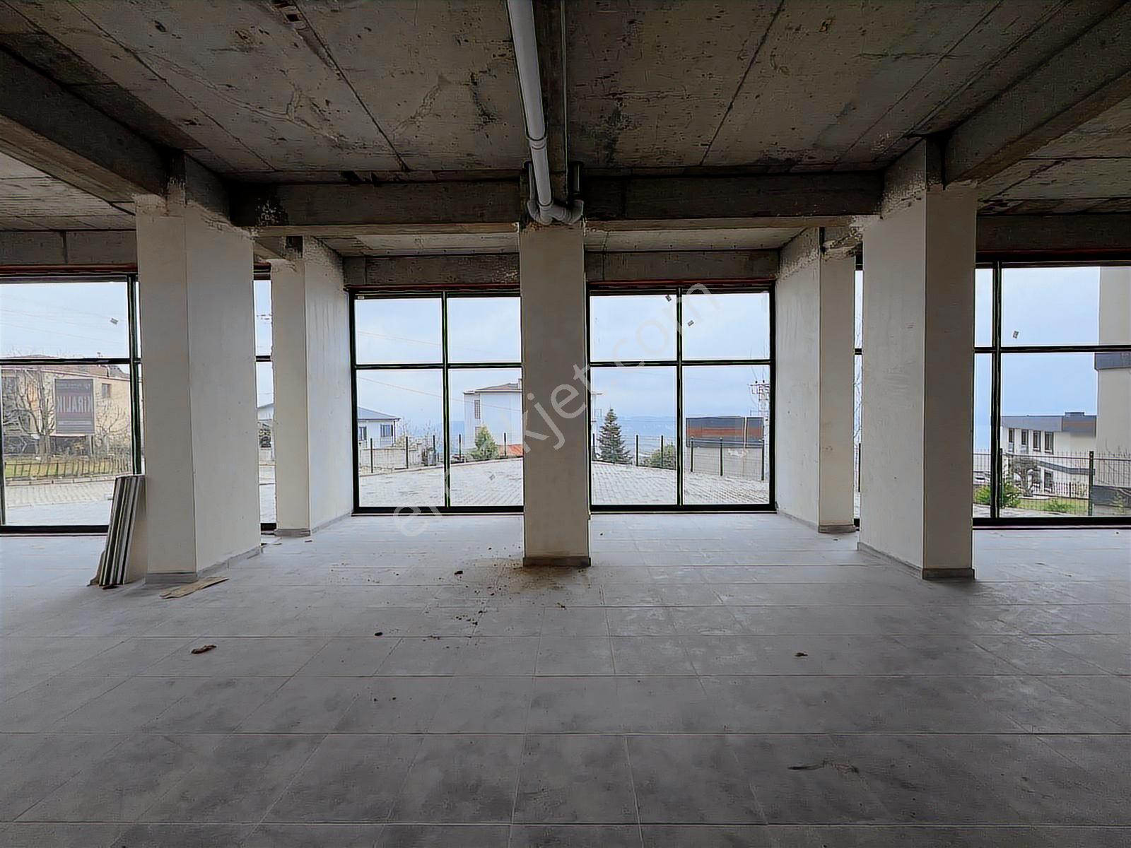 Serdivanda Göl Manzaralı Geniş Vitrinli Kiralık Dükkan - Görsel 4