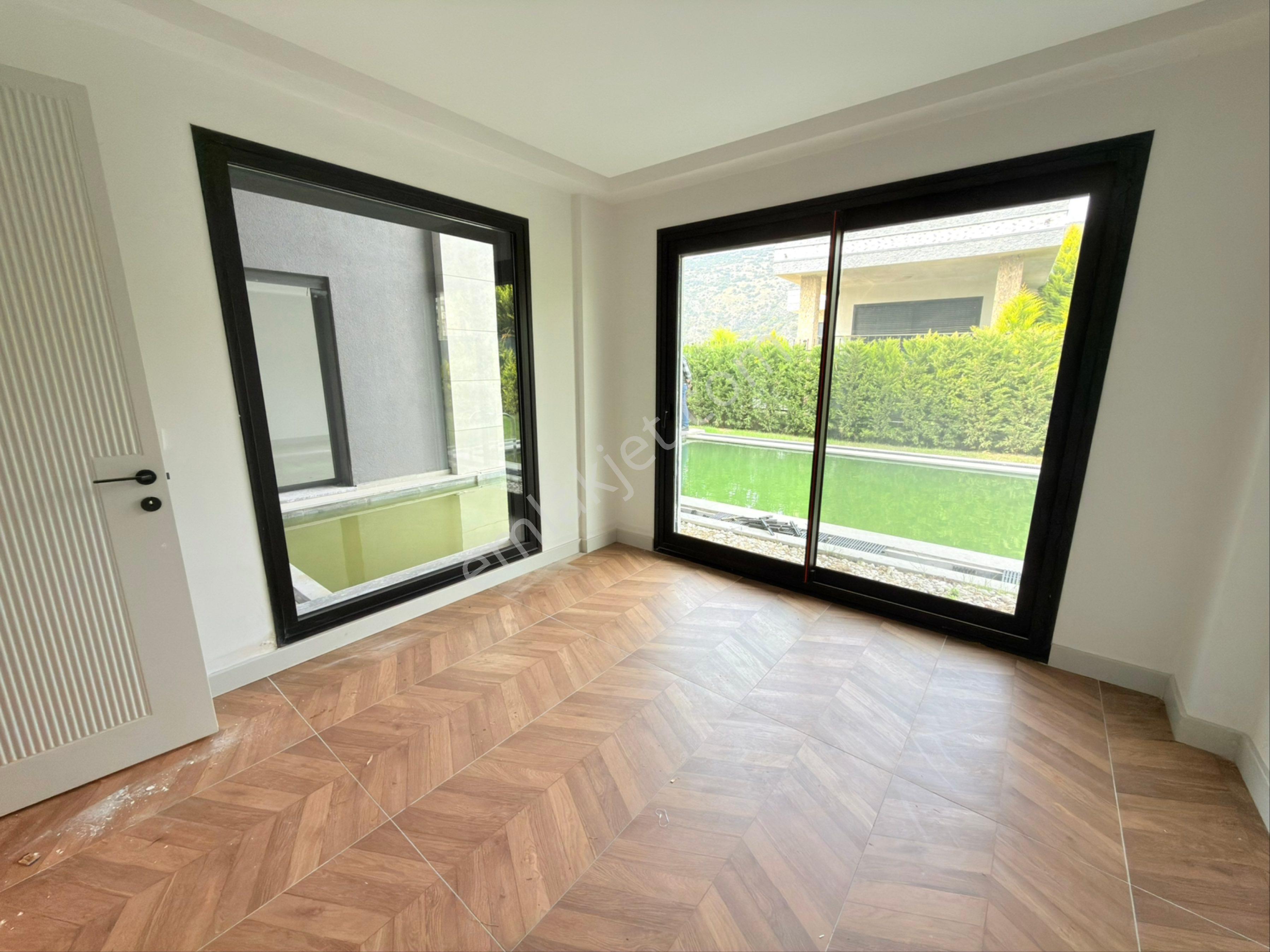 Tek Müstakil 500 M2 Arsa İçerisinde Özel Havuzlu Lüks Villa - Görsel 10