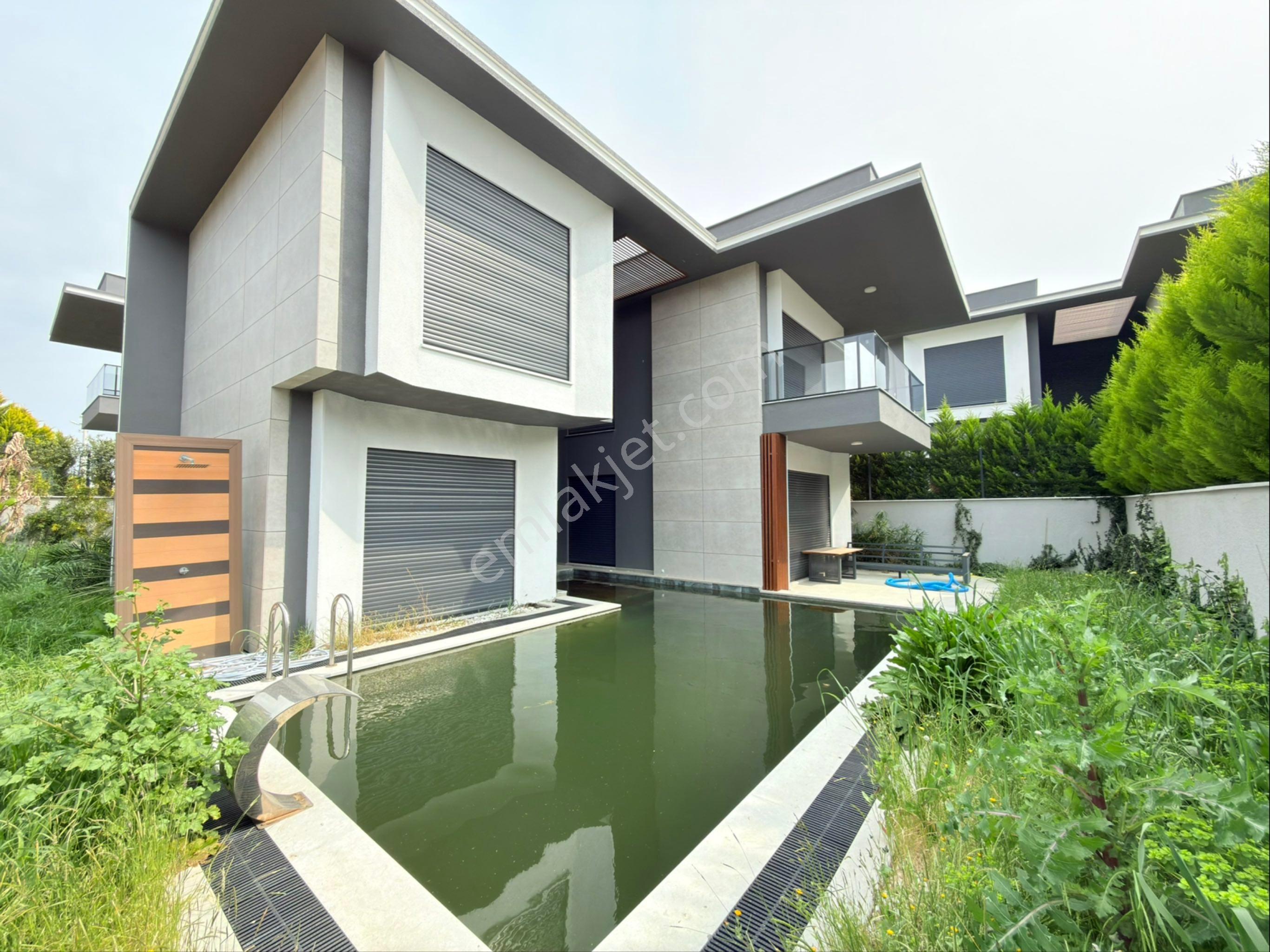 Tek Müstakil 500 M2 Arsa İçerisinde Özel Havuzlu Lüks Villa