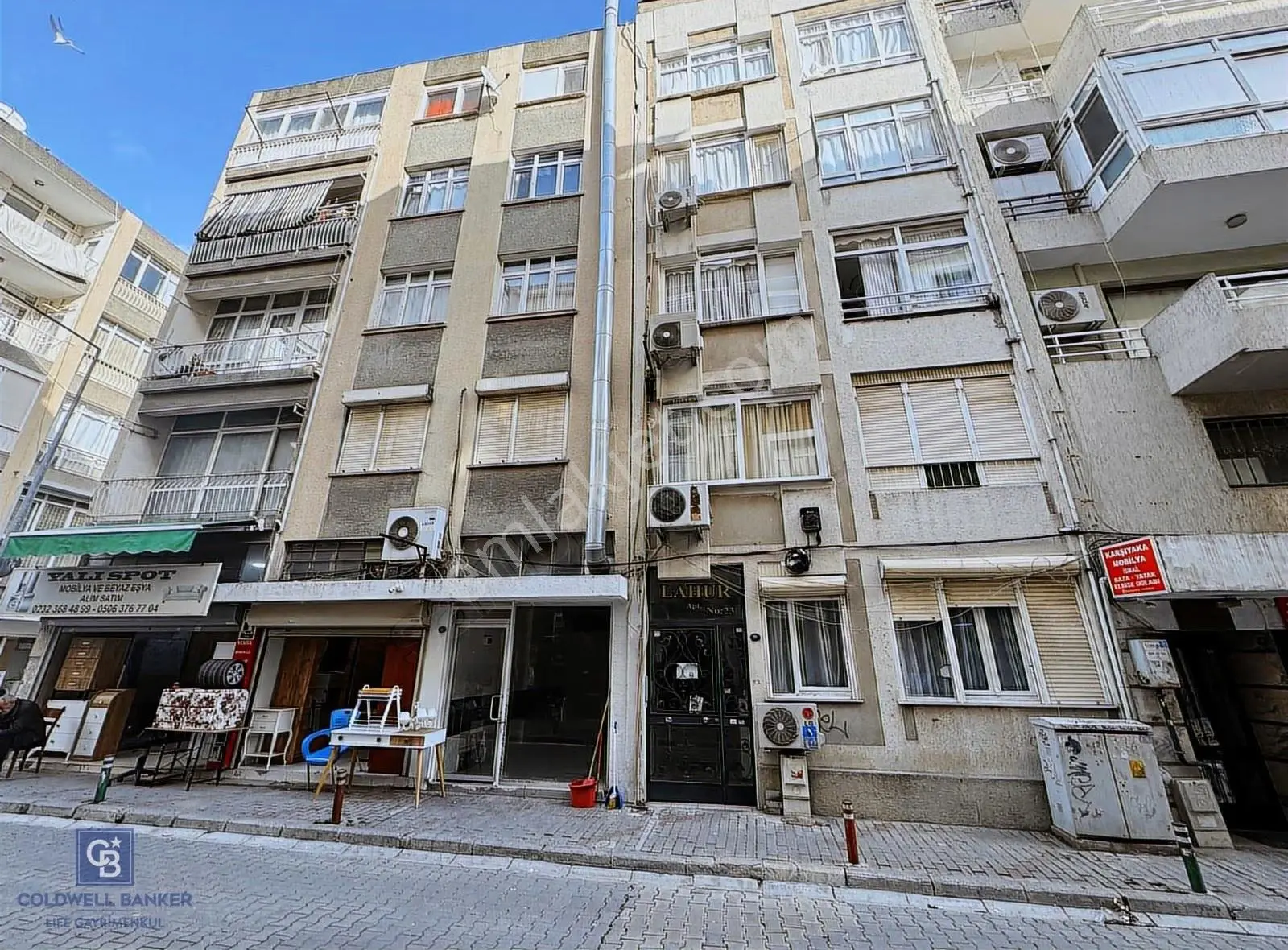 Karşıyaka Çarşı Spotçular Sokağında Satılık 20 M2 Bacalı Dükkan