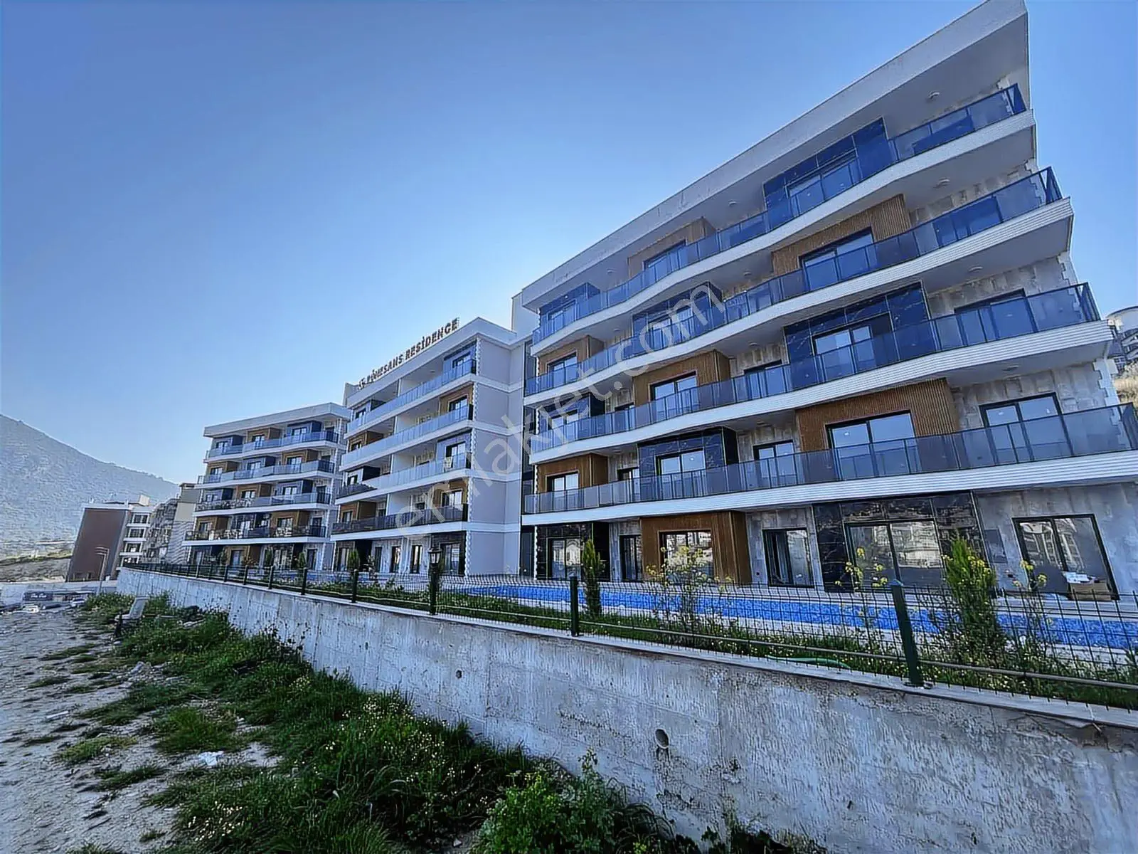 Acill Kuşadası Merkez Havuzlu Sitede Sıfır 2+1 Rezidans Daire.