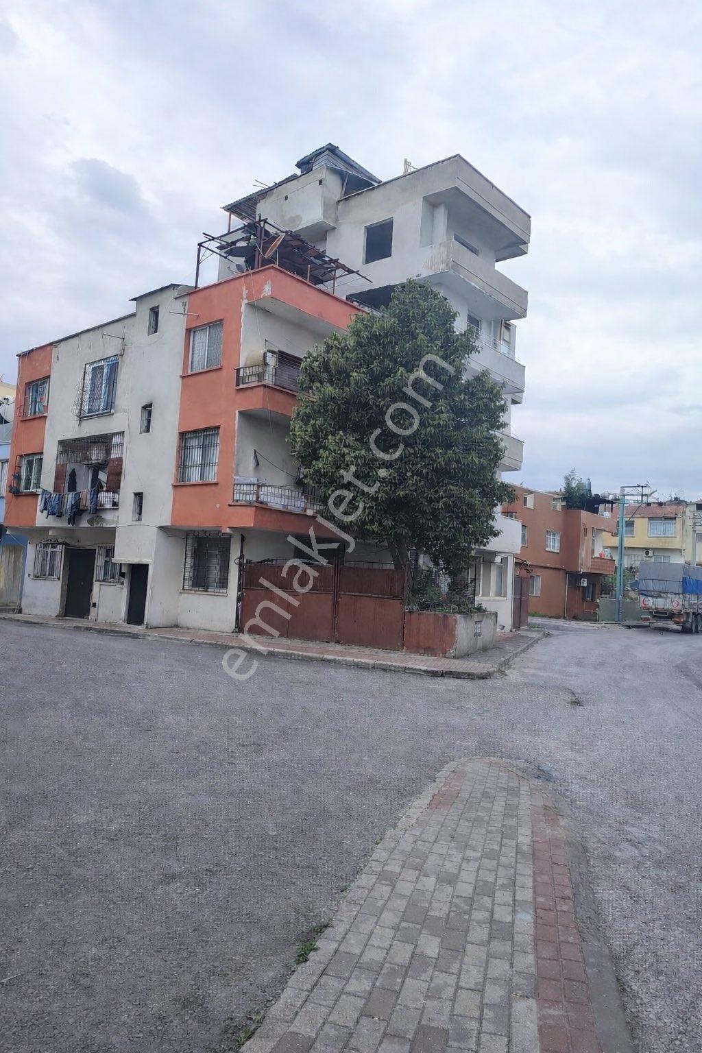 Gündoğdu Mahallesi Üç Katlı Bahçeli Satılık Bina