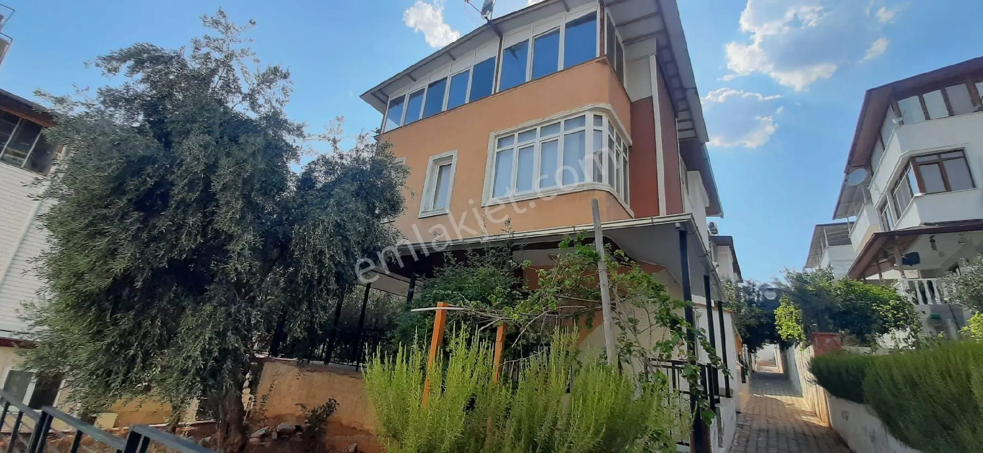 Didim Akbük'te Bahçeli 3+1 Yazlık