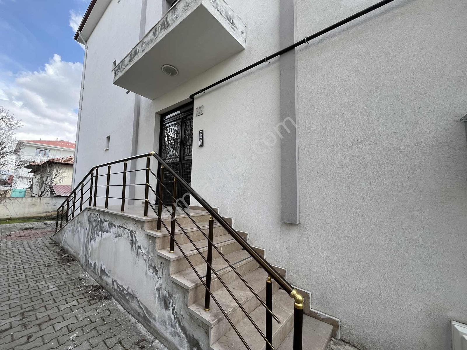 Remax Dem/den Bahçeli Evlerde Satılık 3+1 Lüx 150 M2 Daire - Görsel 2