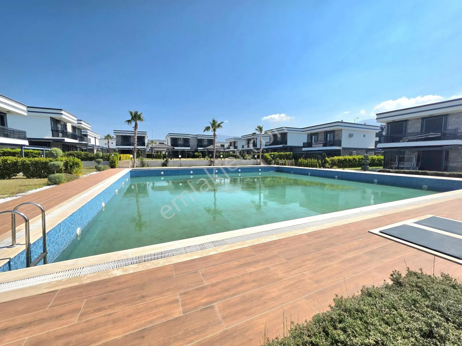 Kuşadası Davutlar Da Denize Yakın Site İçi Satılık 3+1 Villa - Görsel 3