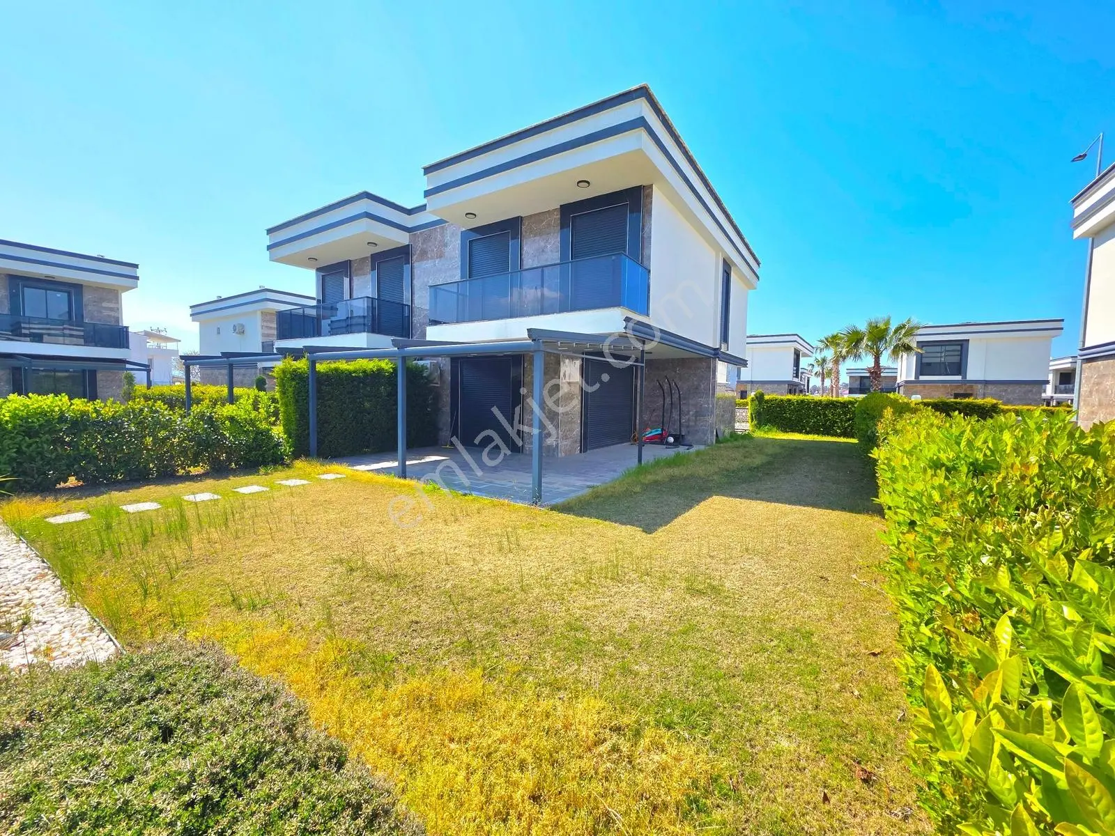Kuşadası Davutlar Da Denize Yakın Site İçi Satılık 3+1 Villa