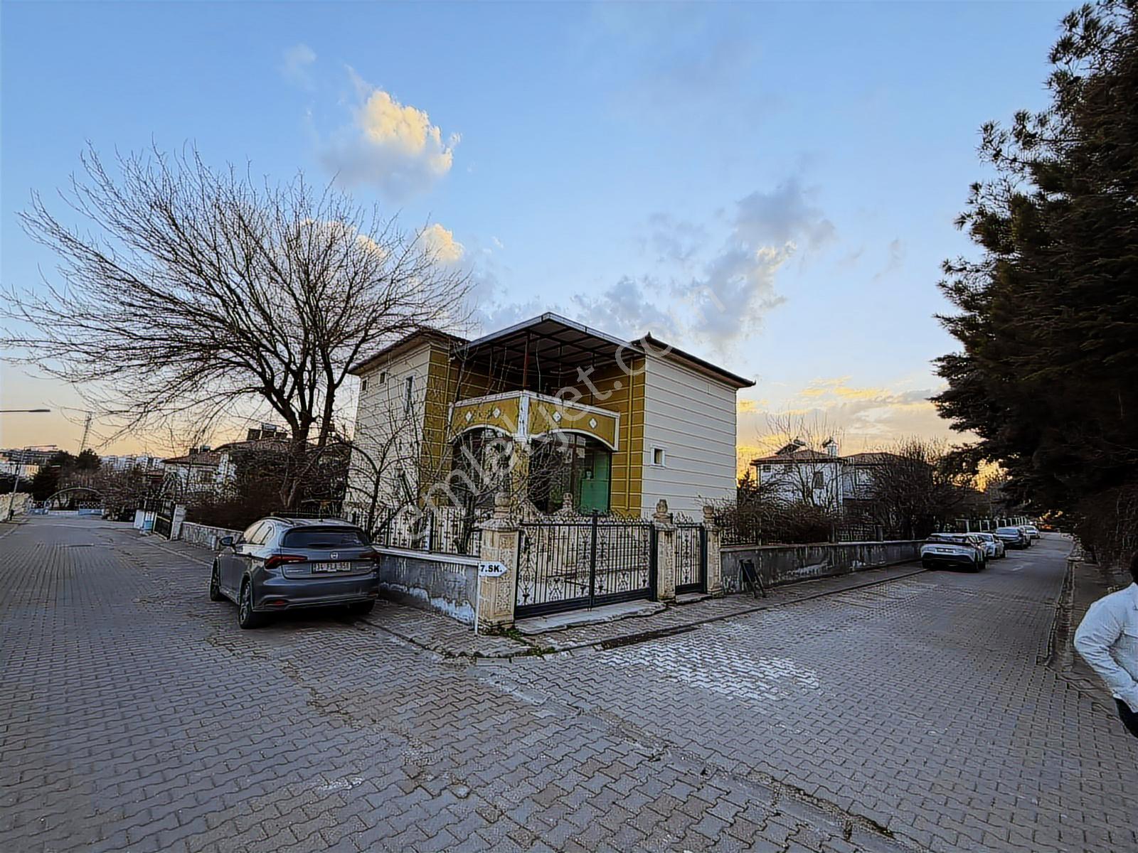 Dicle Üniversitesi Yakını Muhteşem Bahçeli Tripleks Villa - Görsel 2