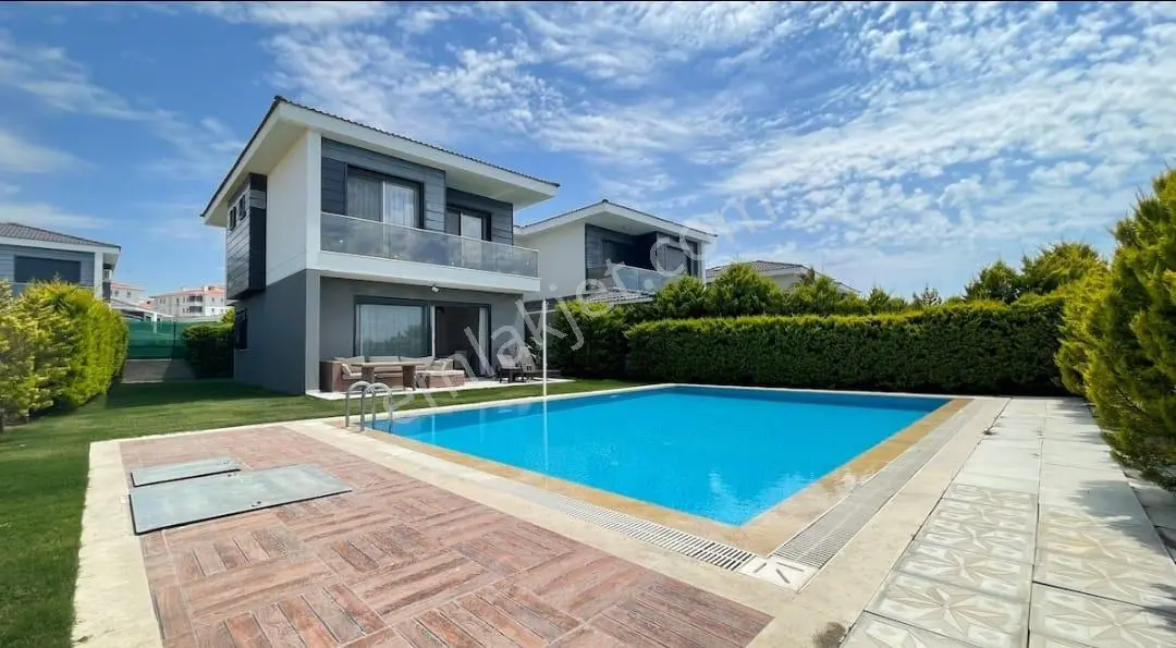Turyap Çeşme Reisderede Kiralık Havuzlu Müstakil 3+1 Villa