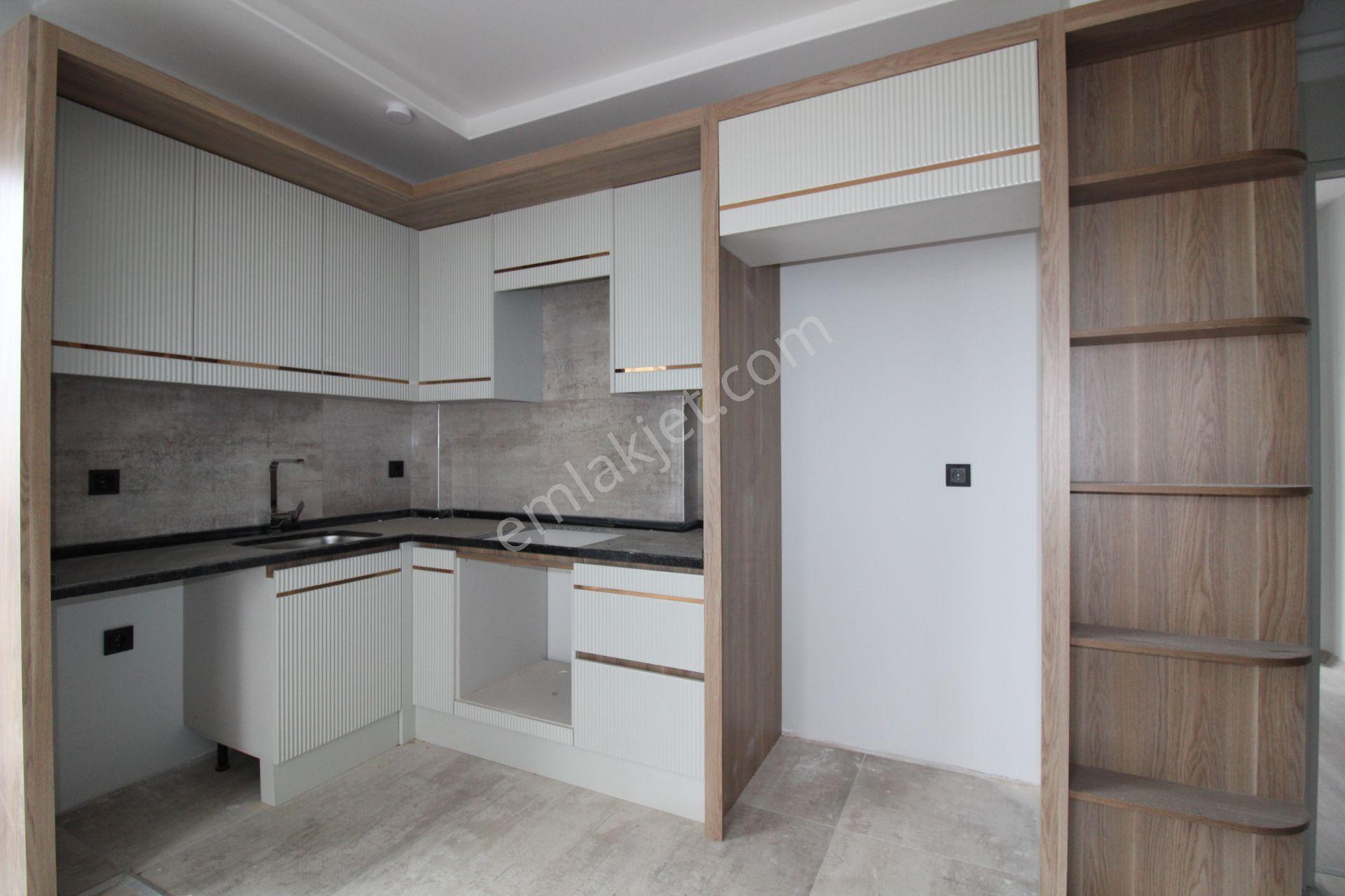 Aslan'dan Mezitlide Geniş Metrajlı Havuzlu Kombili Kiralık 1+1 - Görsel 5