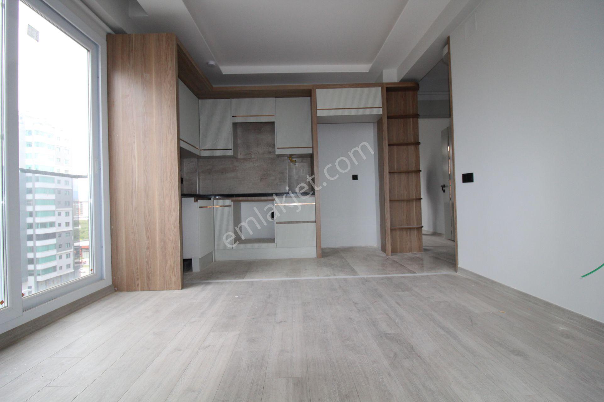 Aslan'dan Mezitlide Geniş Metrajlı Havuzlu Kombili Kiralık 1+1