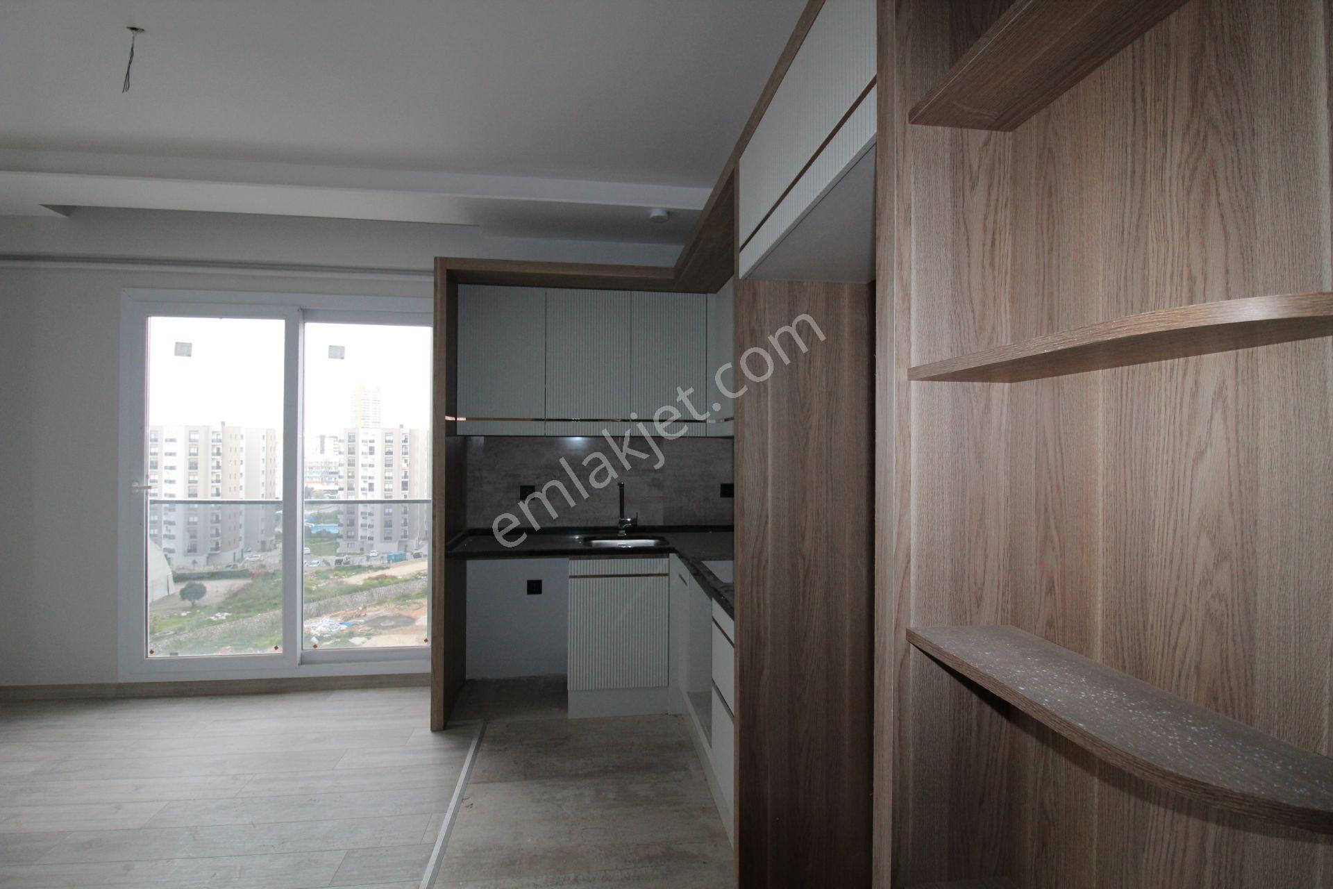 Aslan'dan Mezitlide Geniş Metrajlı Havuzlu Kombili Kiralık 1+1 - Görsel 8