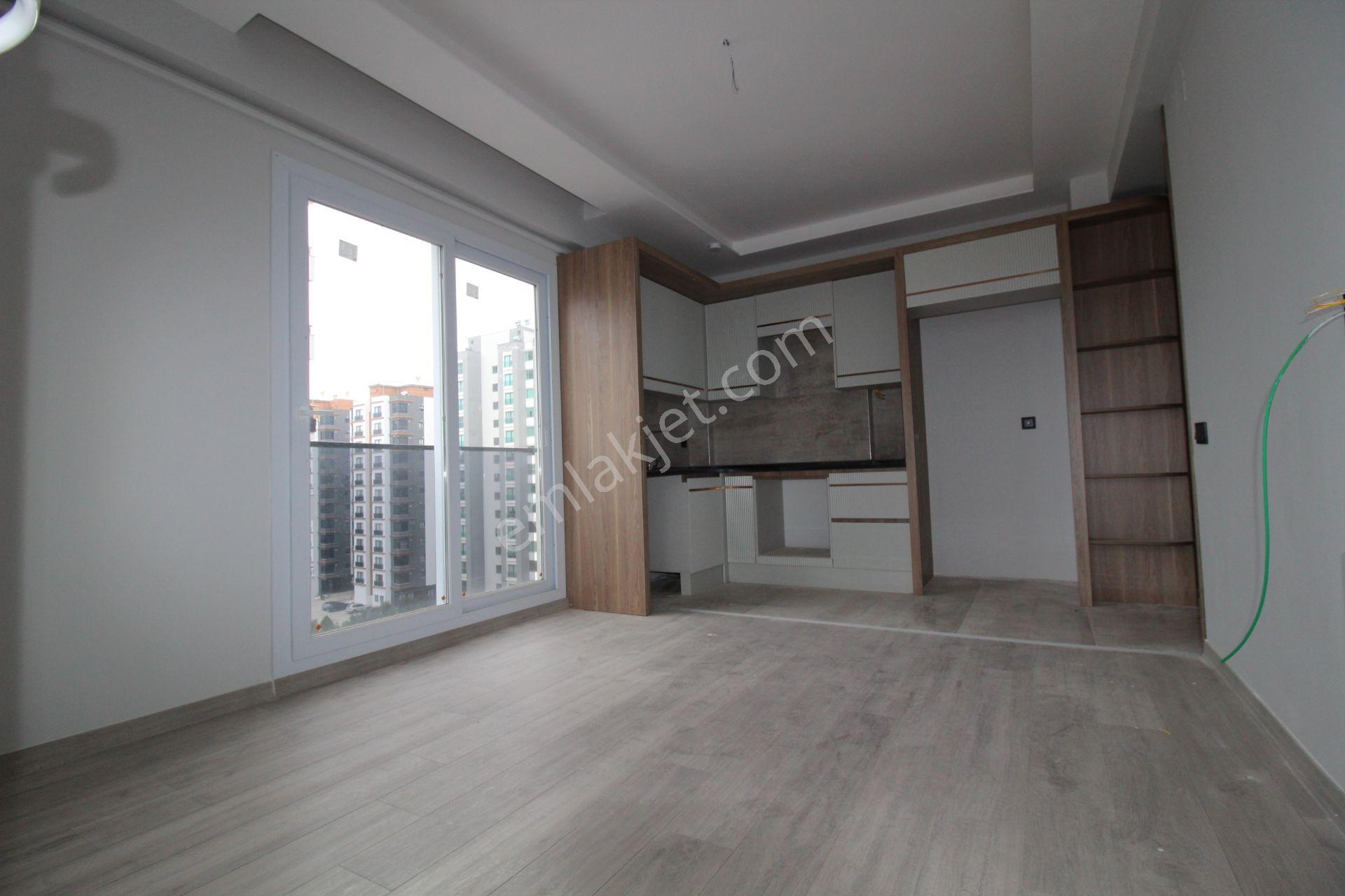 Aslan'dan Mezitlide Geniş Metrajlı Havuzlu Kombili Kiralık 1+1 - Görsel 4