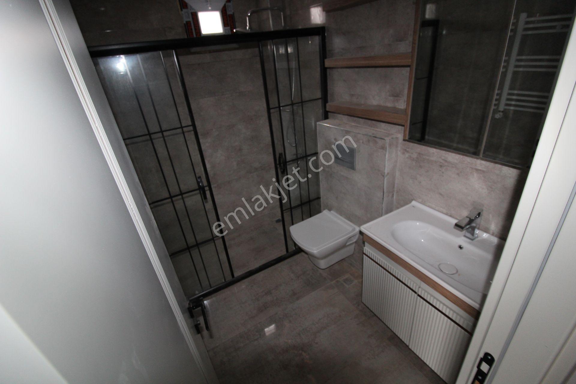 Aslan'dan Mezitlide Geniş Metrajlı Havuzlu Kombili Kiralık 1+1 - Görsel 13