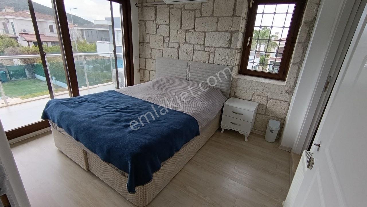 İzmir Çeşme Alaçatı Müstakil Havuzlu Geniş Bahçeli Dubleks Villa - Görsel 24