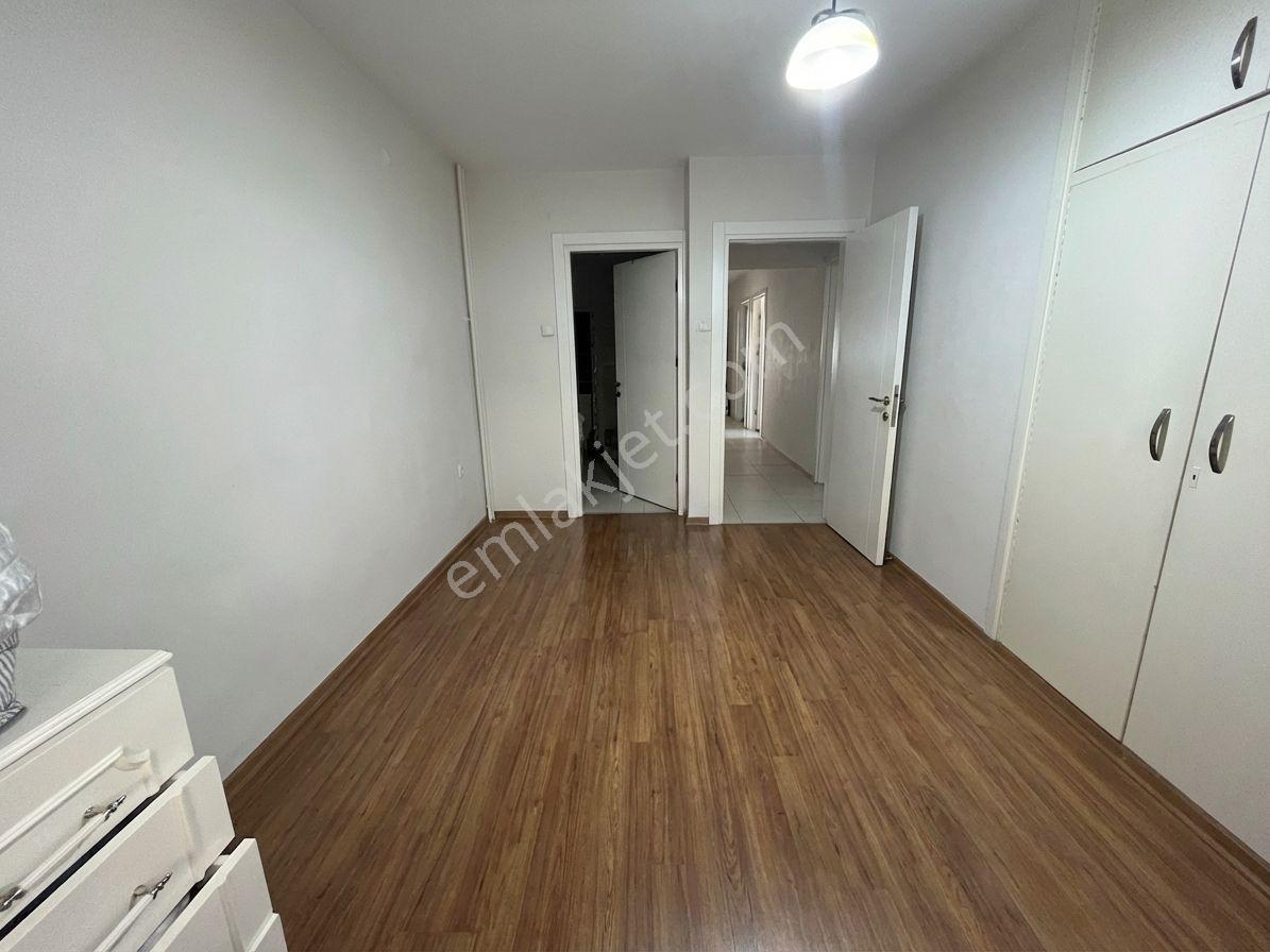 Bostanlı Sahil'de Kiralık Büyük Daire Deniz Manzaralı Otoparklı - Görsel 24