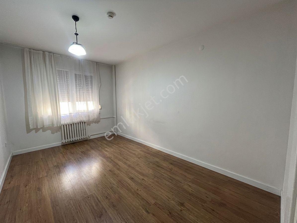 Bostanlı Sahil'de Kiralık Büyük Daire Deniz Manzaralı Otoparklı - Görsel 25