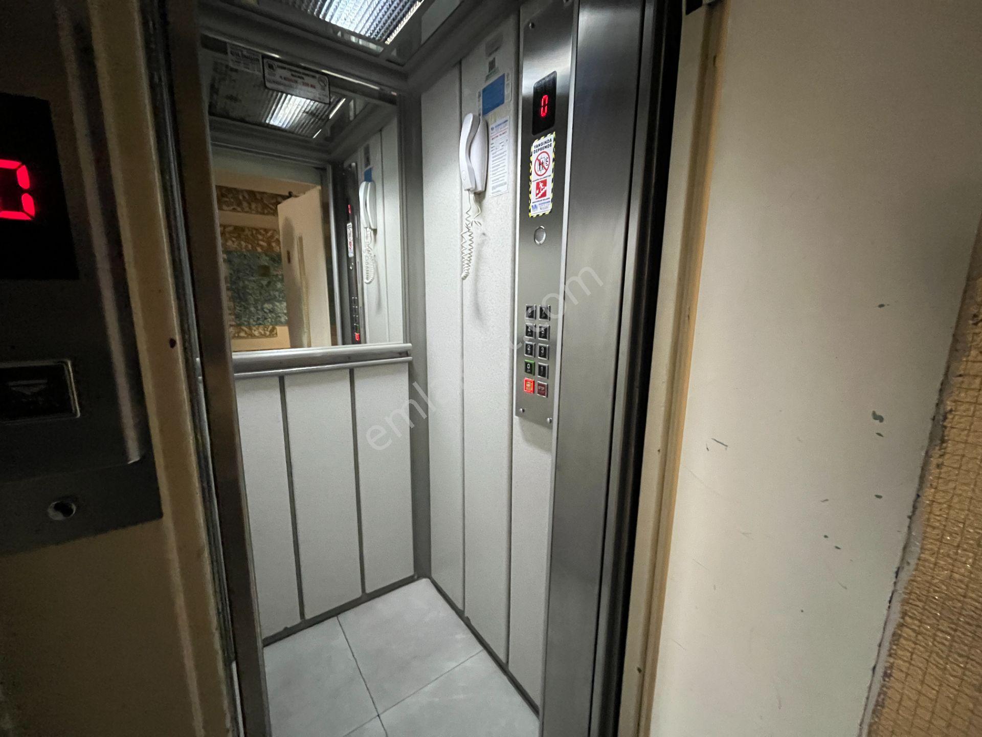 Bostanlı Sahil'de Kiralık Büyük Daire Deniz Manzaralı Otoparklı - Görsel 33