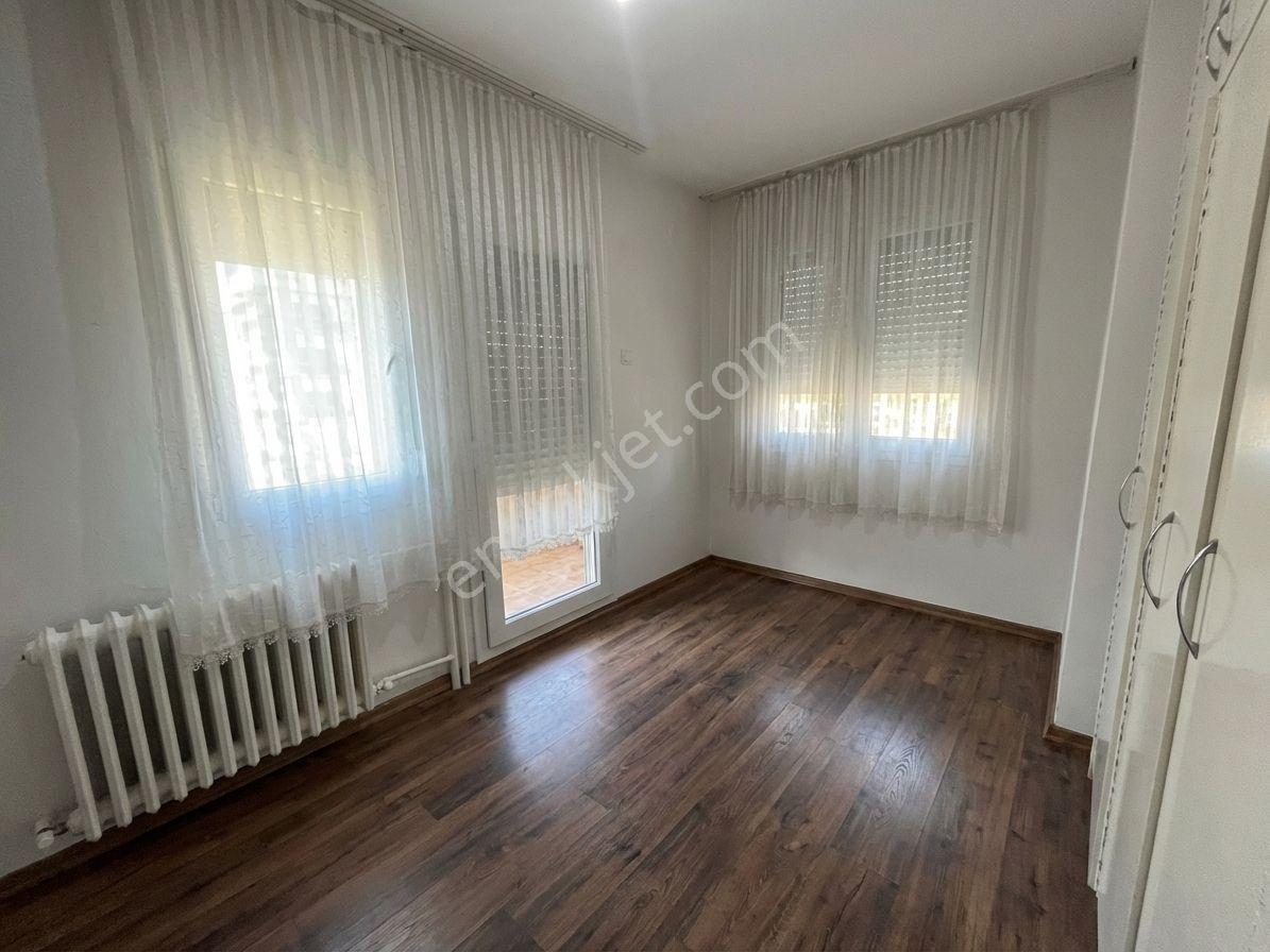 Bostanlı Sahil'de Kiralık Büyük Daire Deniz Manzaralı Otoparklı - Görsel 21