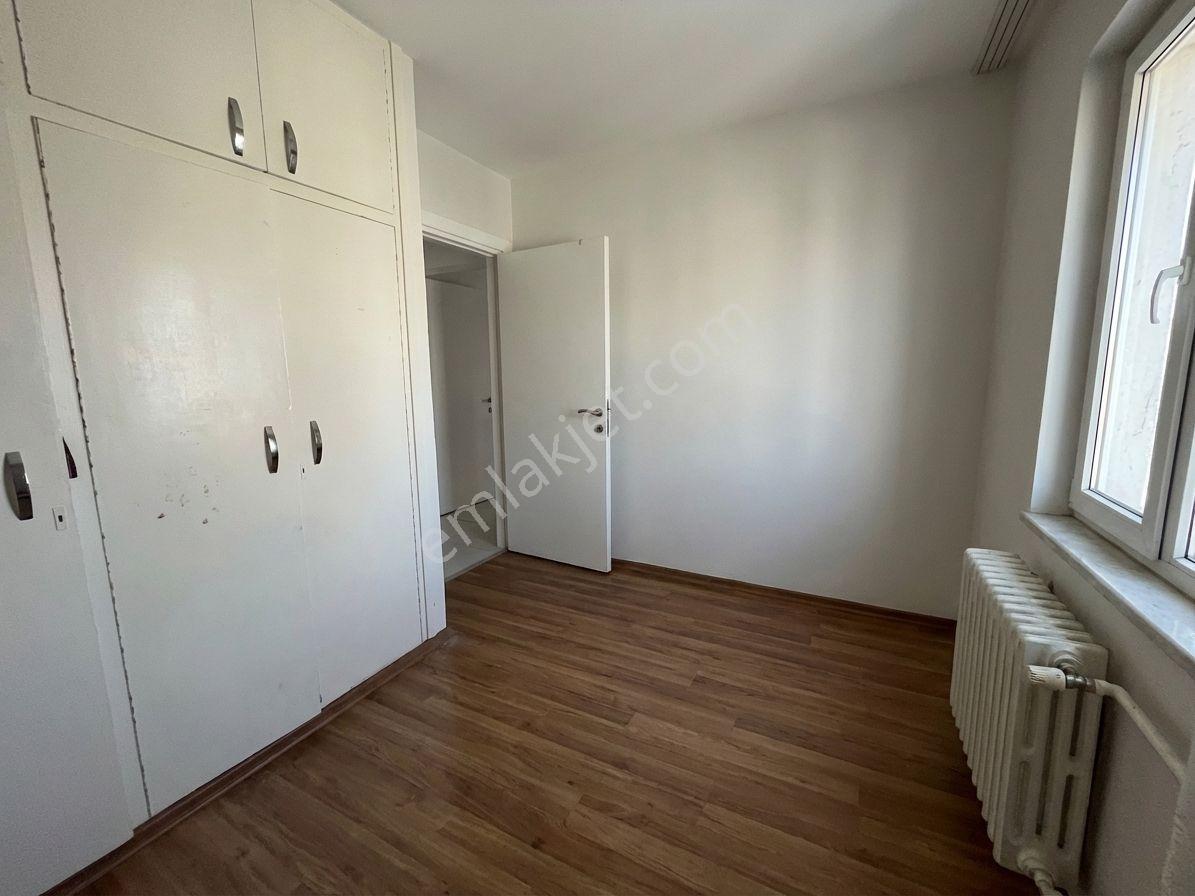 Bostanlı Sahil'de Kiralık Büyük Daire Deniz Manzaralı Otoparklı - Görsel 20