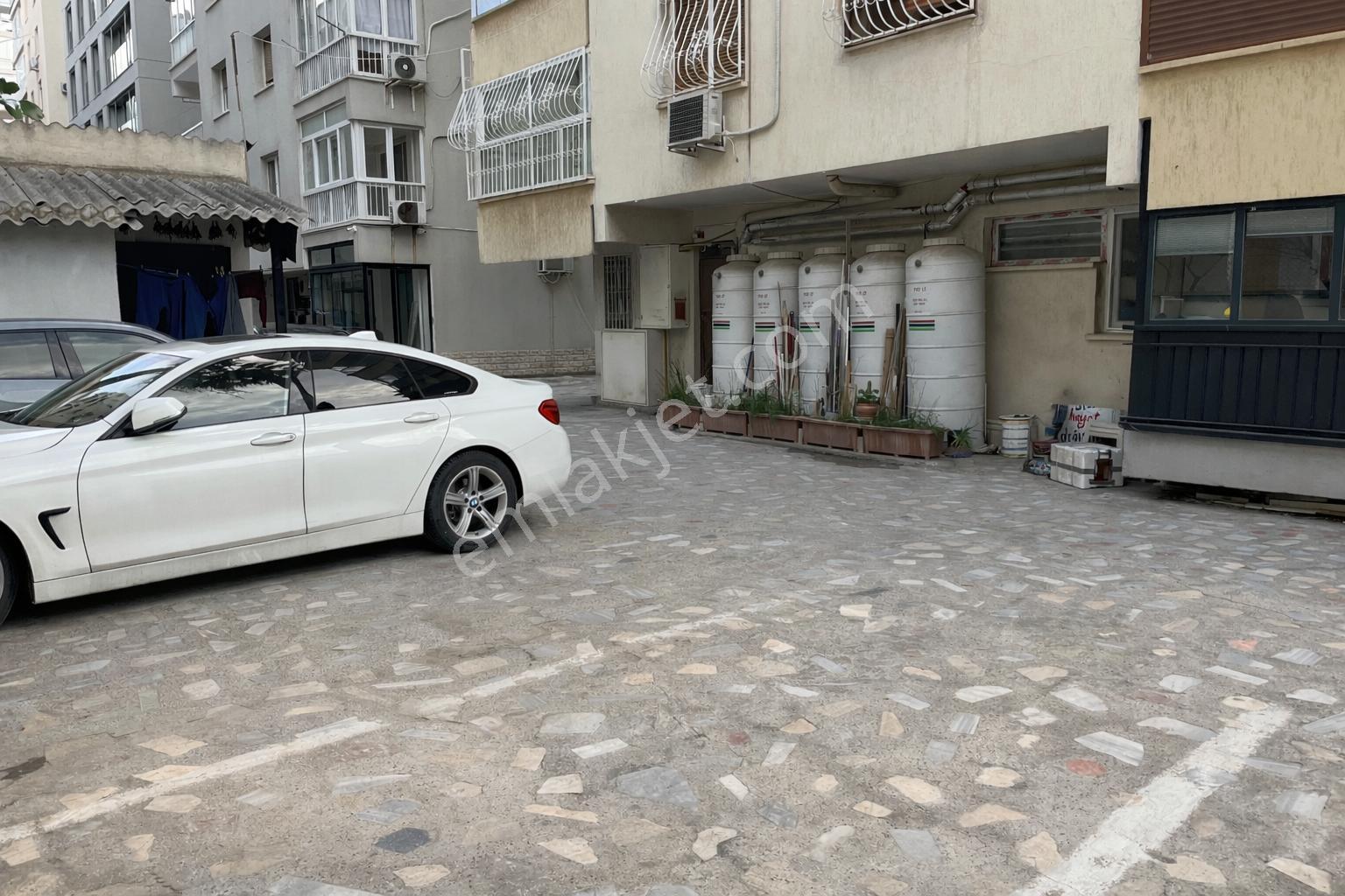 Bostanlı Sahil'de Kiralık Büyük Daire Deniz Manzaralı Otoparklı - Görsel 31