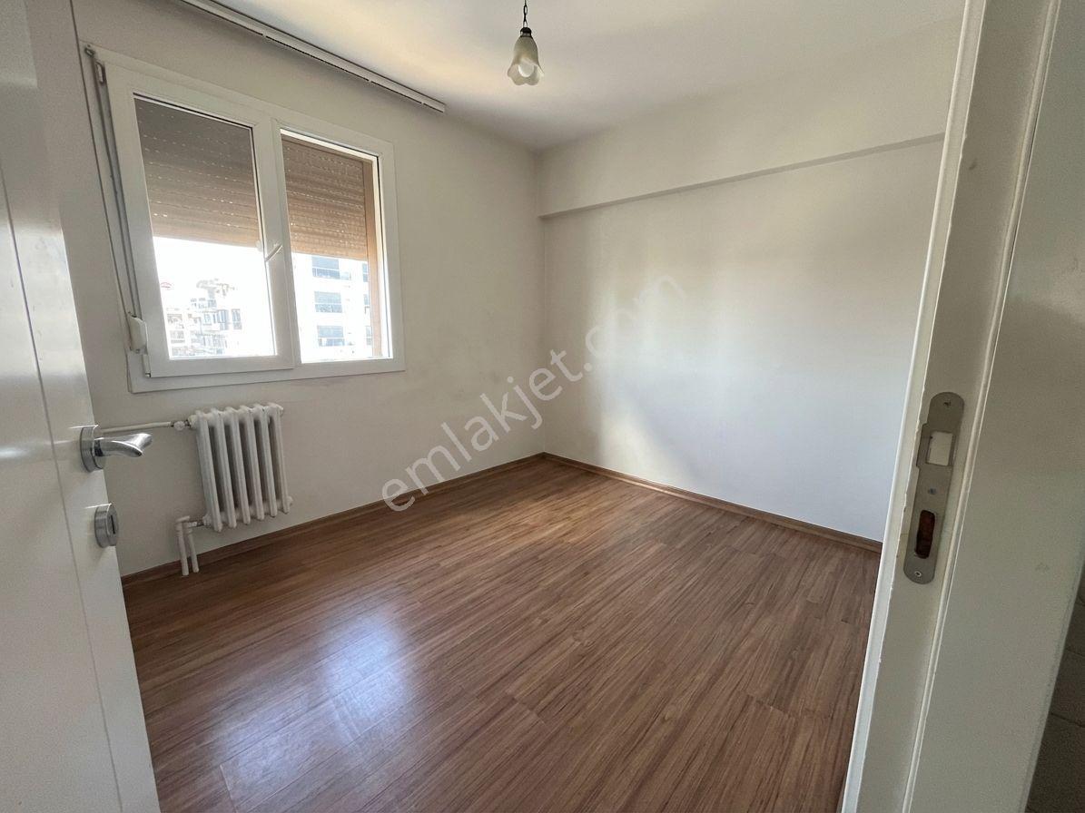 Bostanlı Sahil'de Kiralık Büyük Daire Deniz Manzaralı Otoparklı - Görsel 18