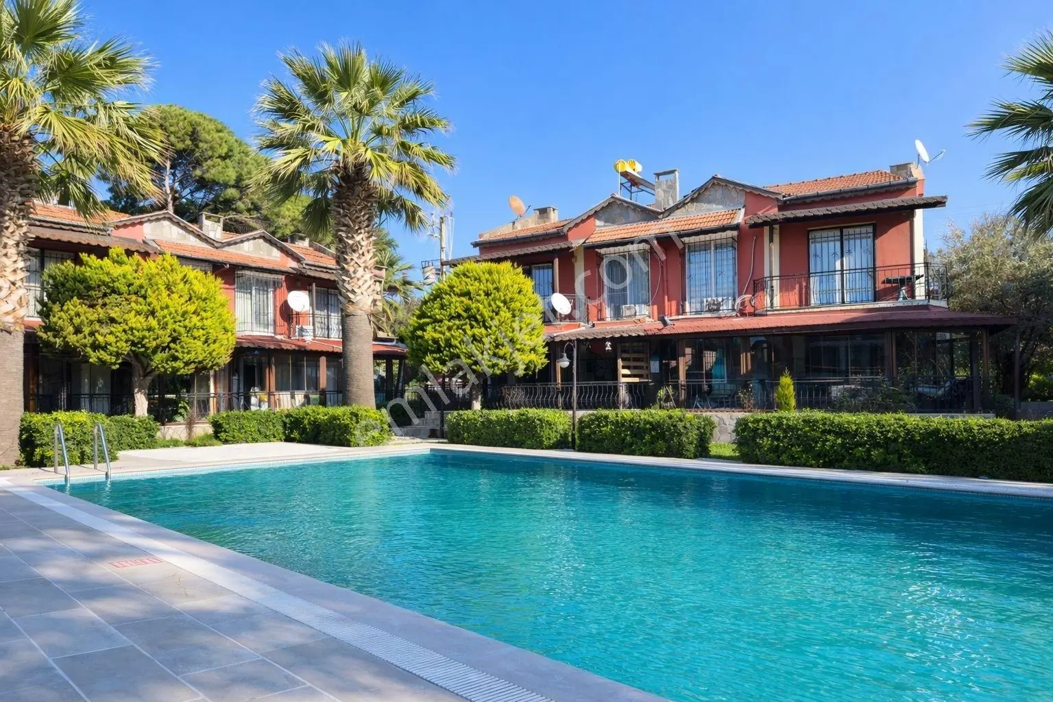 Umas Solutıon'dan Havuzlu Sitede - Bakımlı - Geniş 3+1 Villa