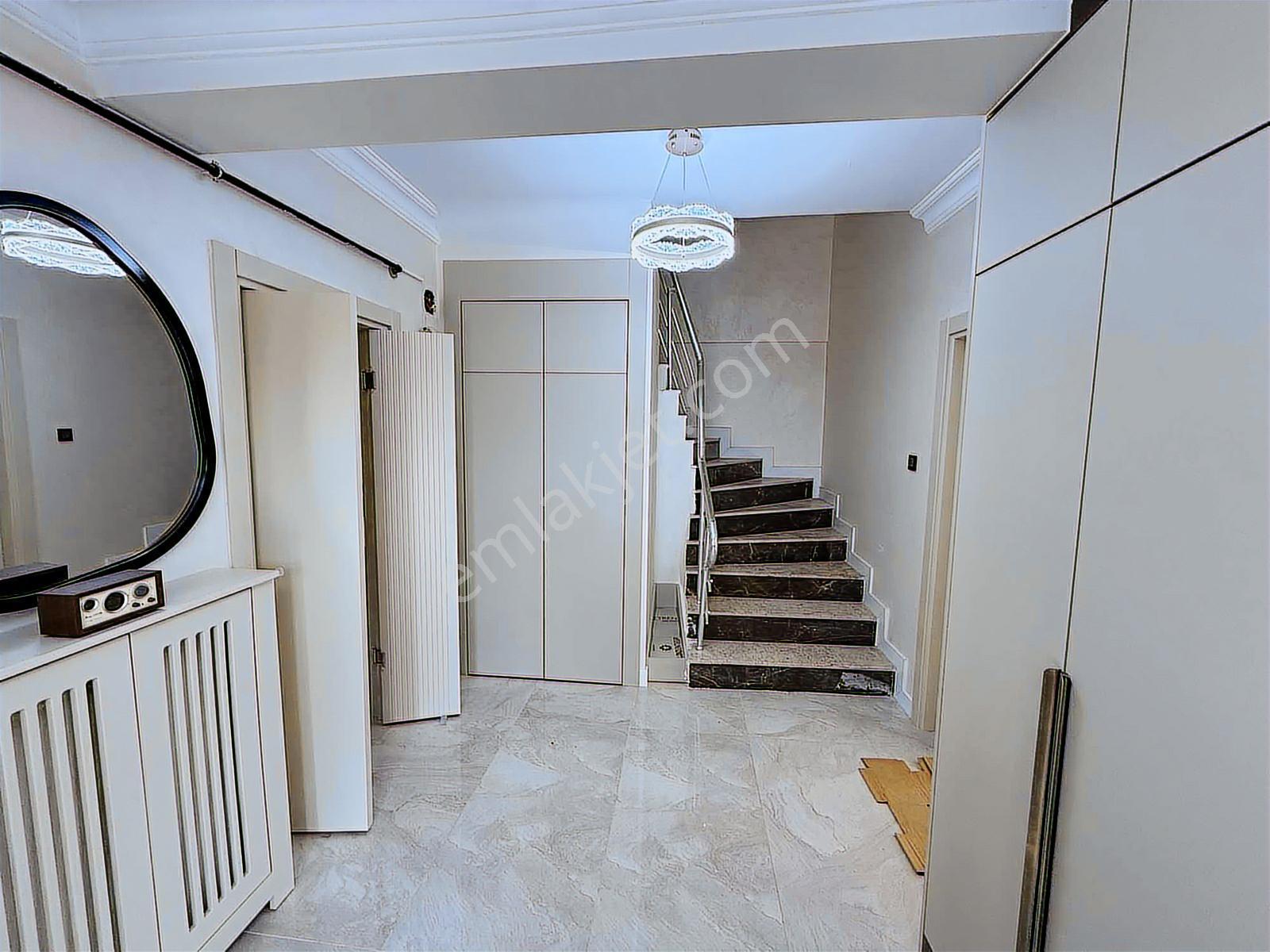 Cennetayağı Mahallesi'nde İçi Komple Yenilenmiş 4+1 Villa - Görsel 14