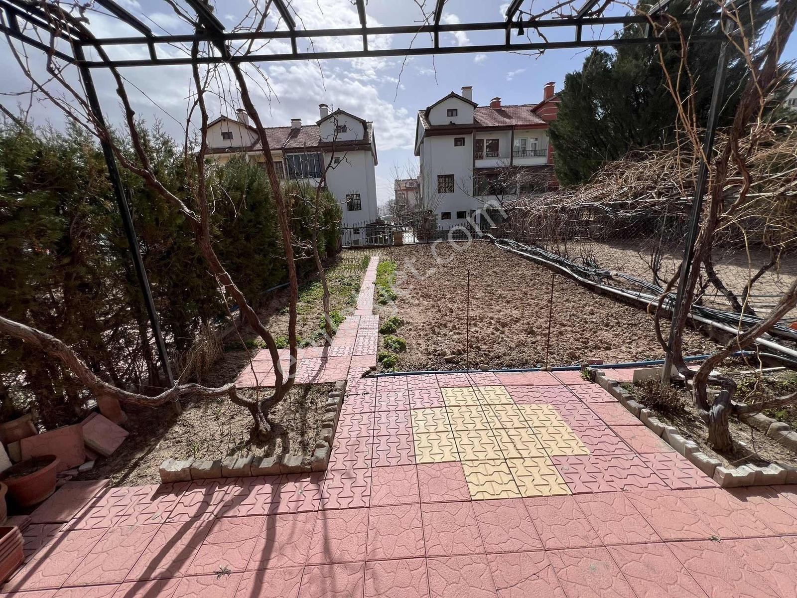 Merkez Cumhuriyet Mahallesinde 7+1 Triblex Lüks Villa -takaslı - Görsel 16