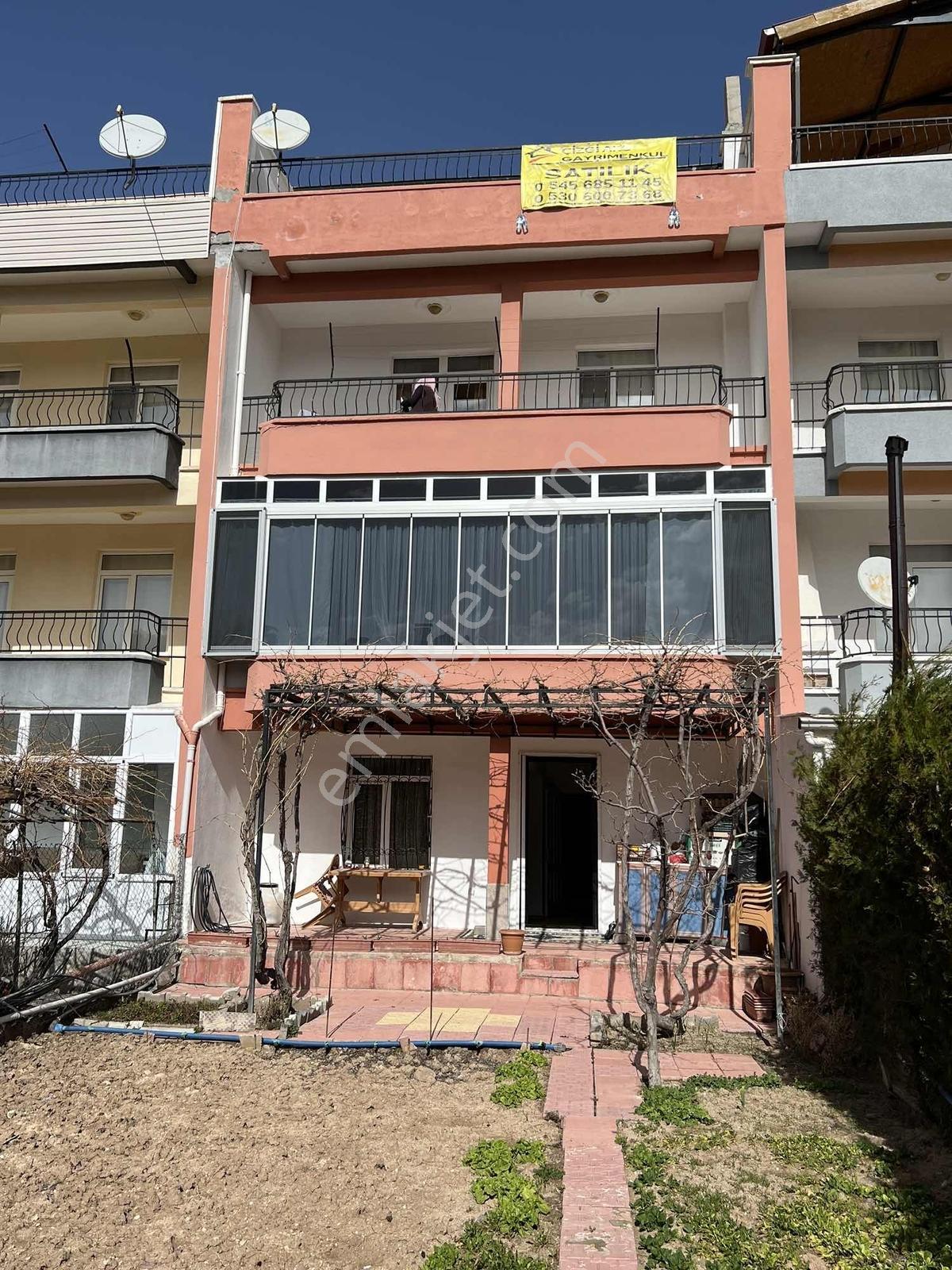 Merkez Cumhuriyet Mahallesinde 7+1 Triblex Lüks Villa -takaslı