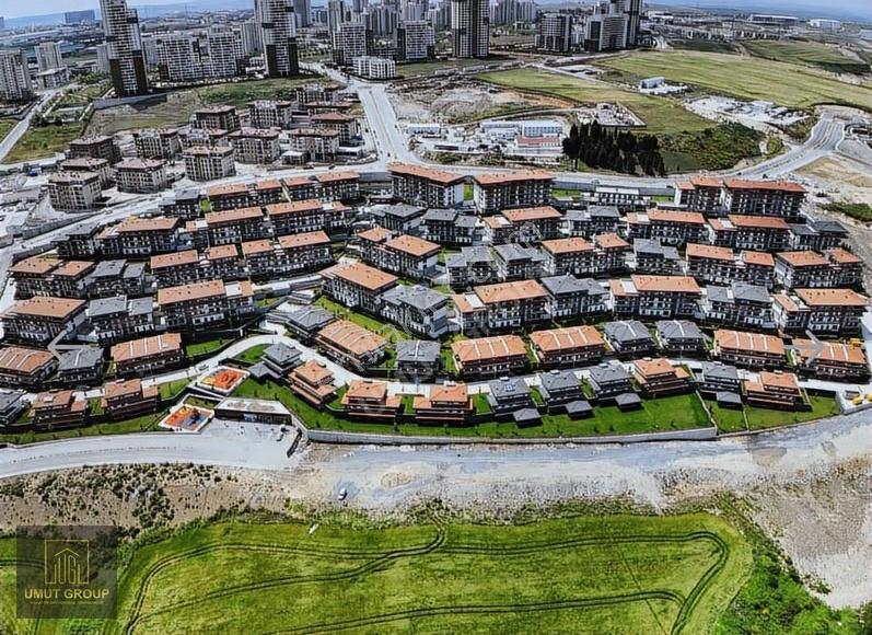 Bahçeşehir Vadi Evleri'nde Satılık Lüks 4+1 Köşe Triplex Villa