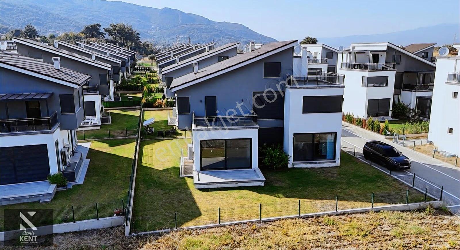 Kemalpaşa Çiniliköy Kiralık 6+1 Villa Göl Kenarı Site İçinde - Görsel 30