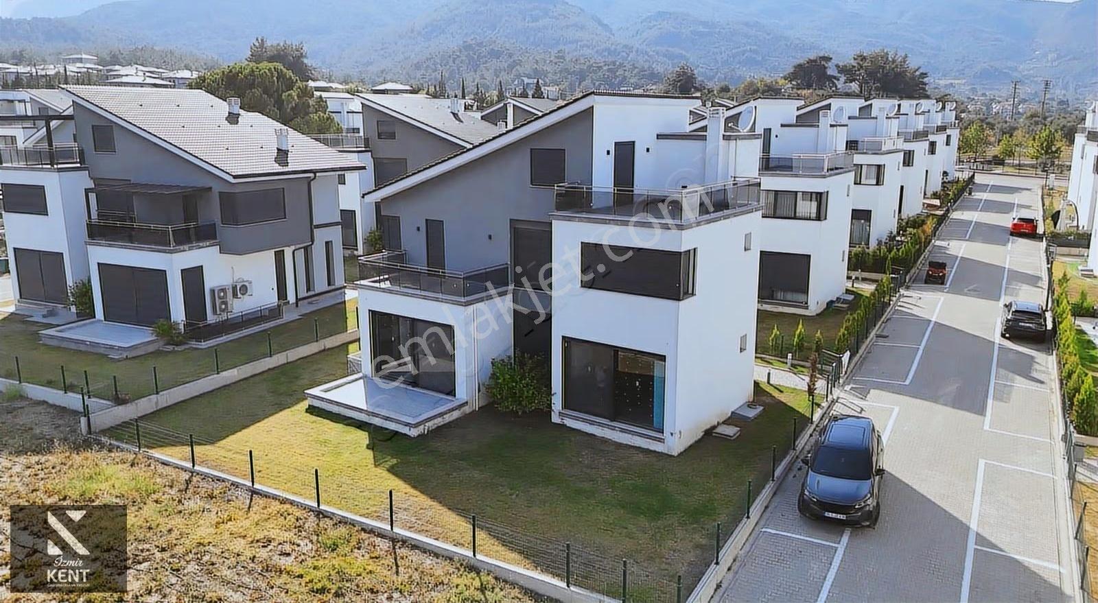 Kemalpaşa Çiniliköy Kiralık 6+1 Villa Göl Kenarı Site İçinde - Görsel 3