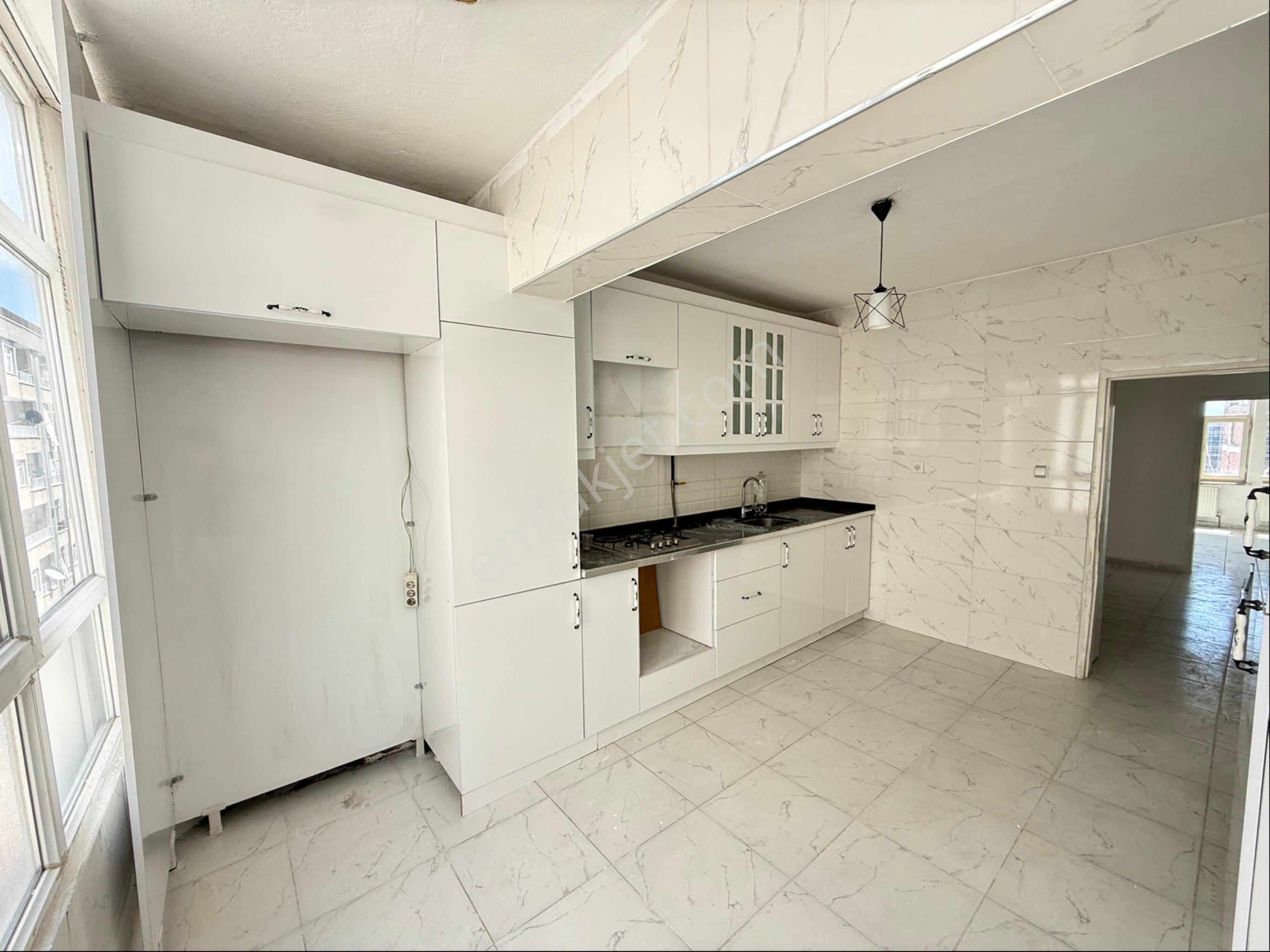 Tesisler Cadde Üzerinde Acil Satılık 3+1 Daire