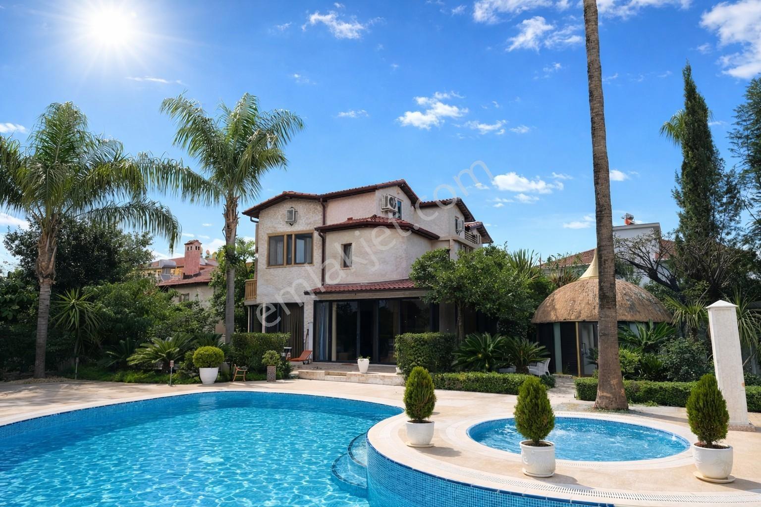 Kemer Çamyuva'da 2 Adet Trıplex 4+1 Eşyalı Havuzlu Satılık Villa