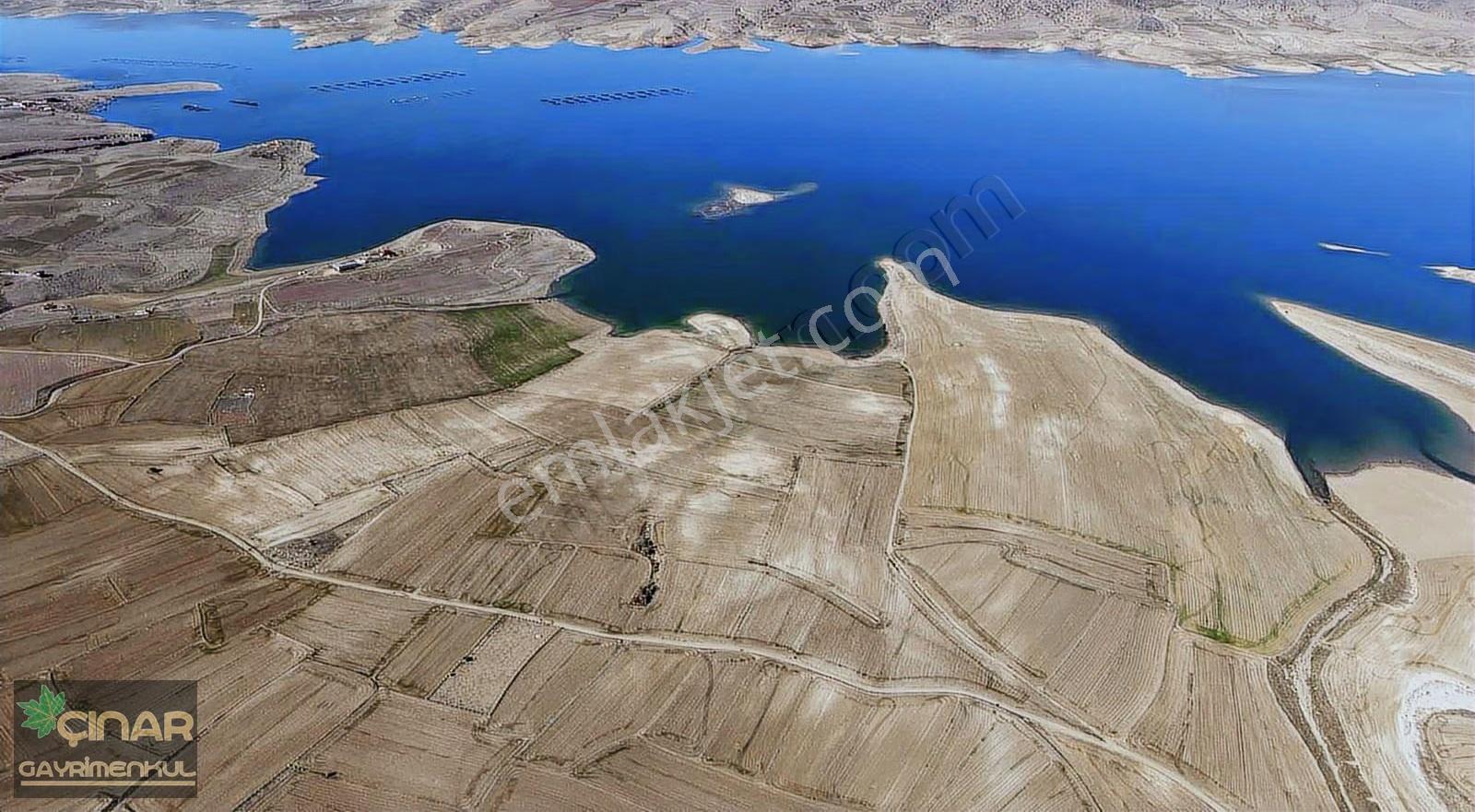 Emmilerde Baraj Manzaralı 5.500 M2 Tek Tapu Satılık Tarla
