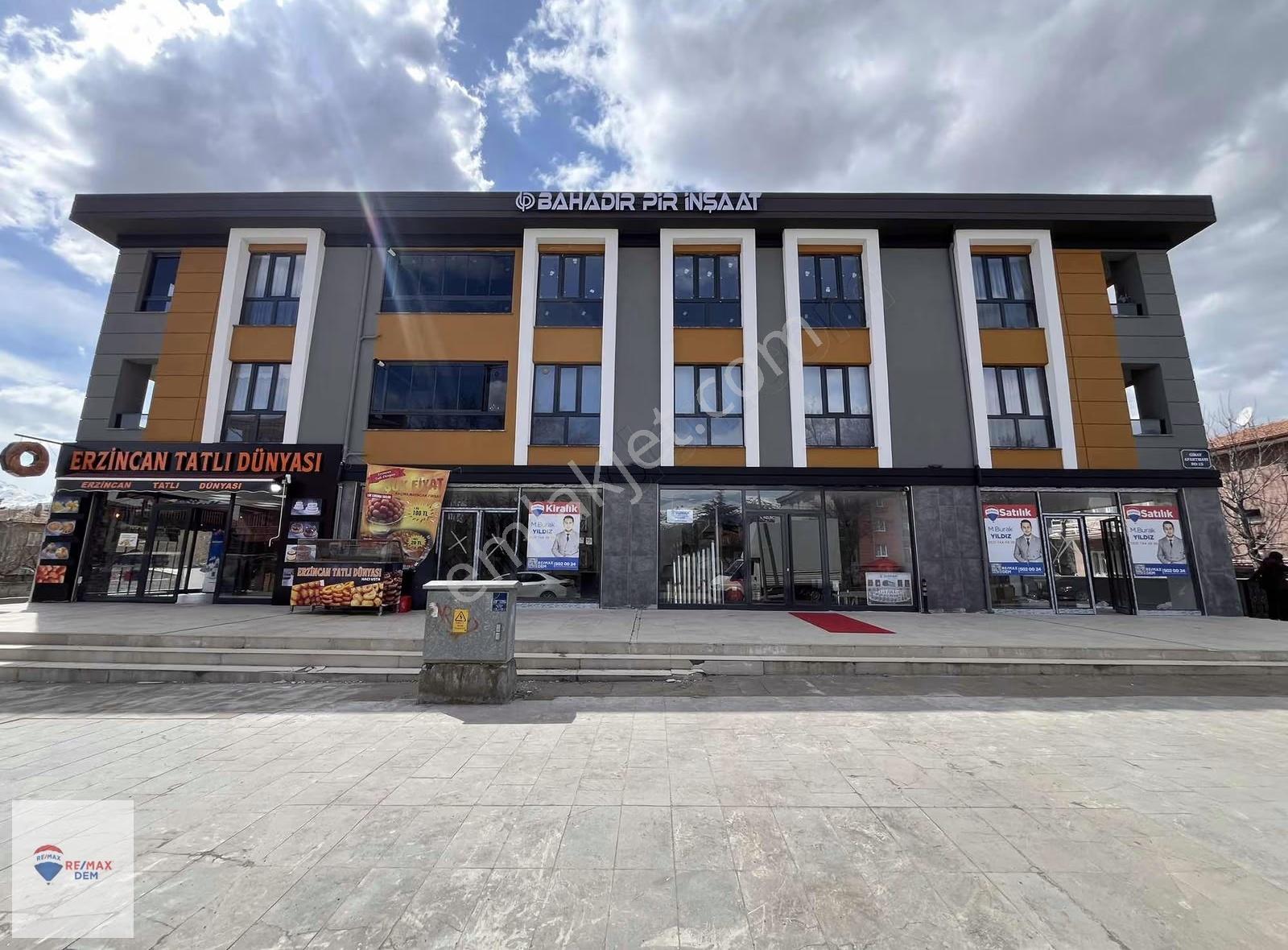Remax Dem'den Ana Arter Üzerinde Satılık Köşe İş Yeri