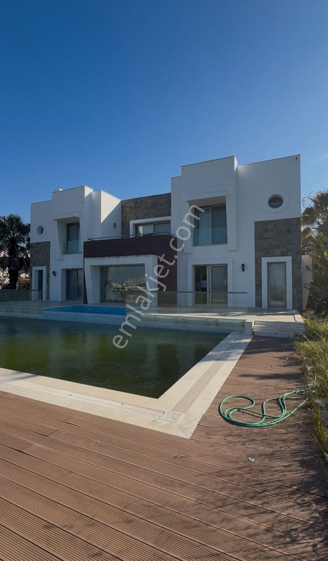 Bodrum Gümüşlük’te Eşsiz Konumda Denize Sıfır Lüks Villa - Görsel 16