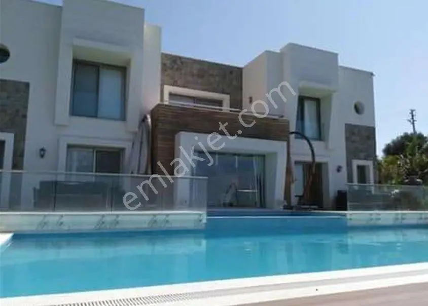 Bodrum Gümüşlük’te Eşsiz Konumda Denize Sıfır Lüks Villa