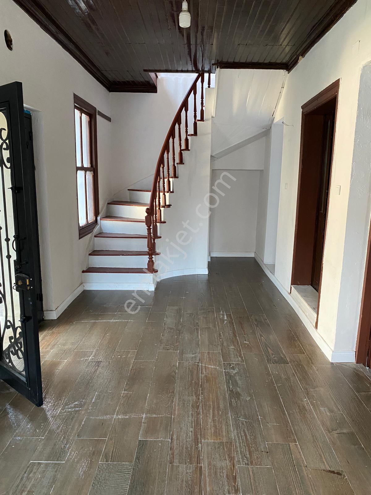 Menemen Merkezde 254m2 Arsa İçinde Bahçeli Müstakil 2 Katlı Ev - Görsel 14