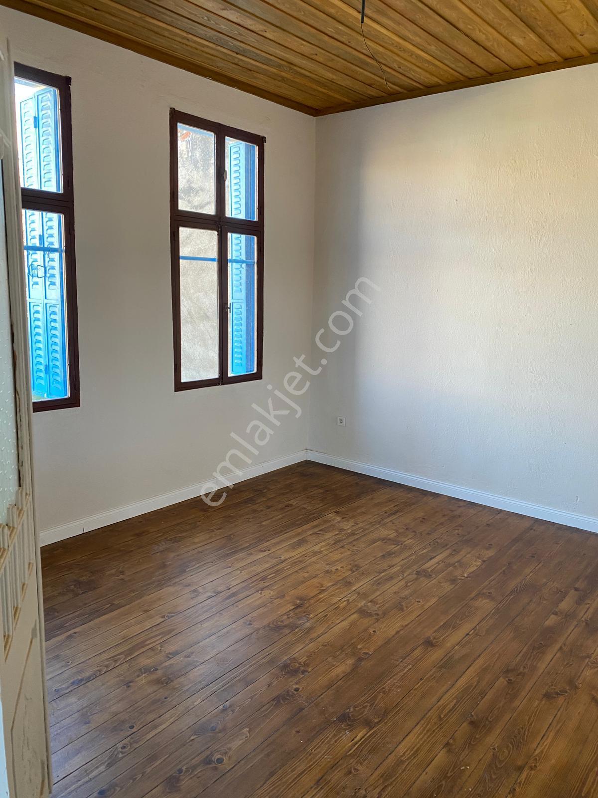 Menemen Merkezde 254m2 Arsa İçinde Bahçeli Müstakil 2 Katlı Ev - Görsel 11