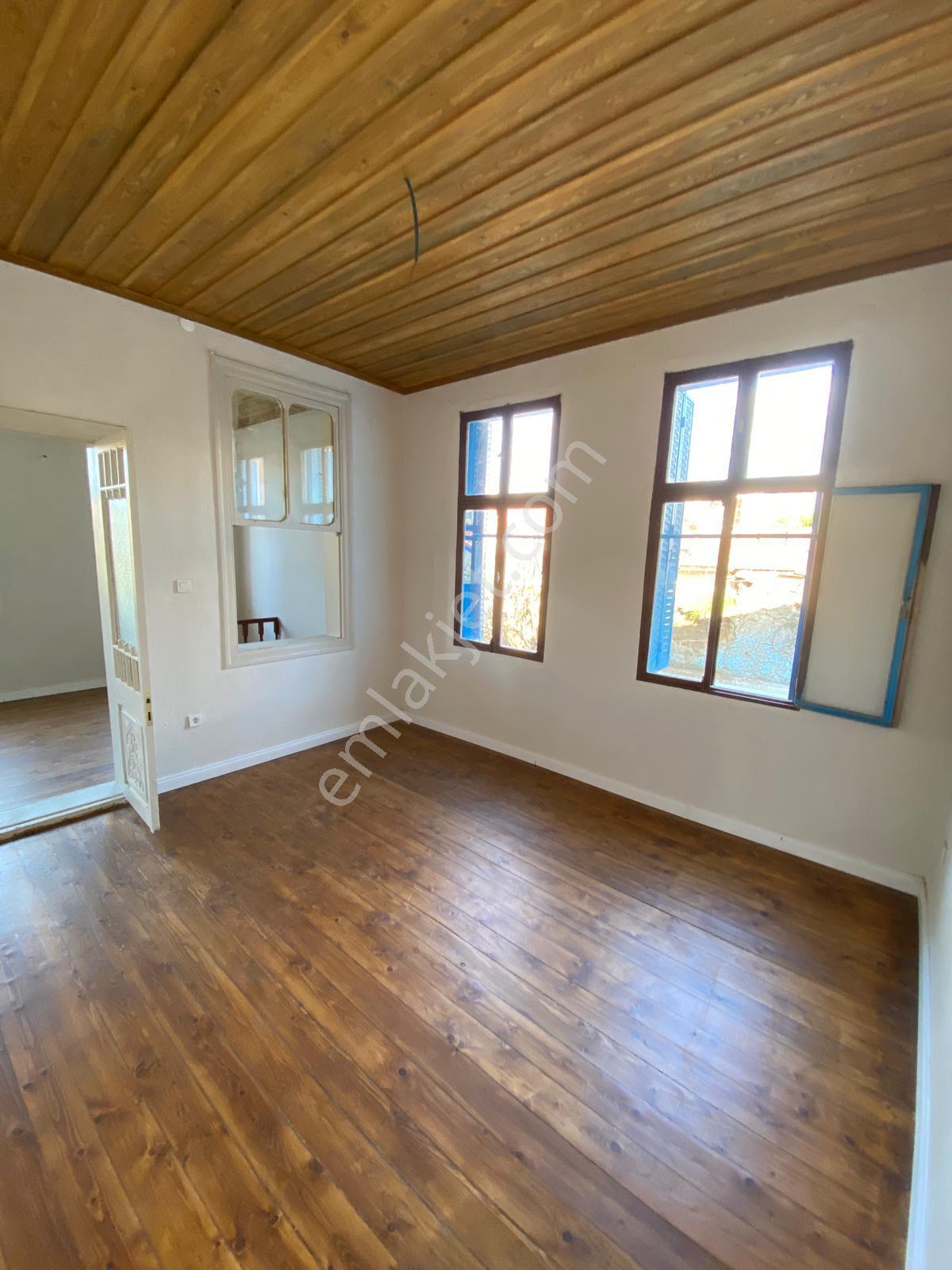 Menemen Merkezde 254m2 Arsa İçinde Bahçeli Müstakil 2 Katlı Ev - Görsel 12